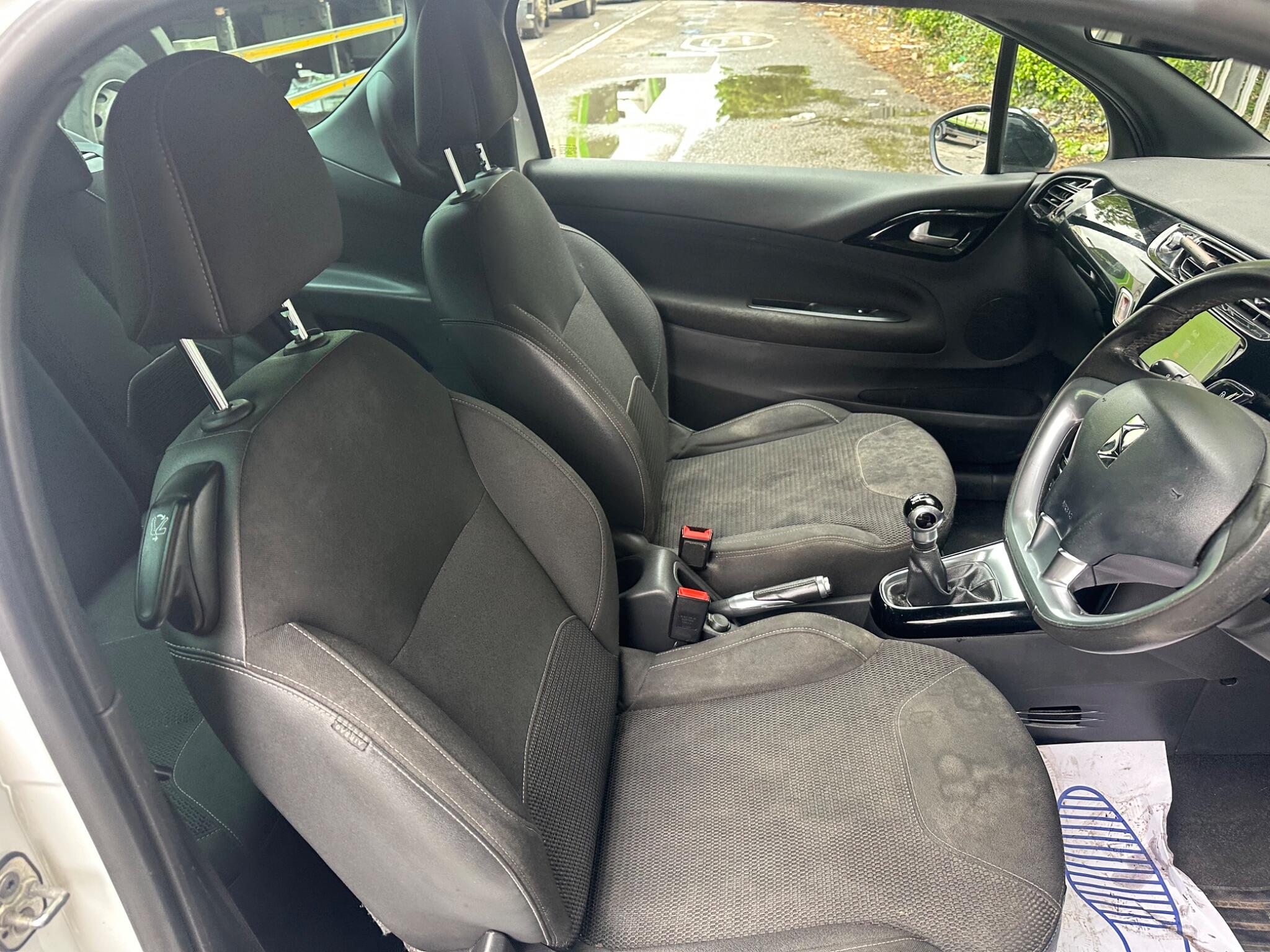 DS Automobiles DS 3 view 10