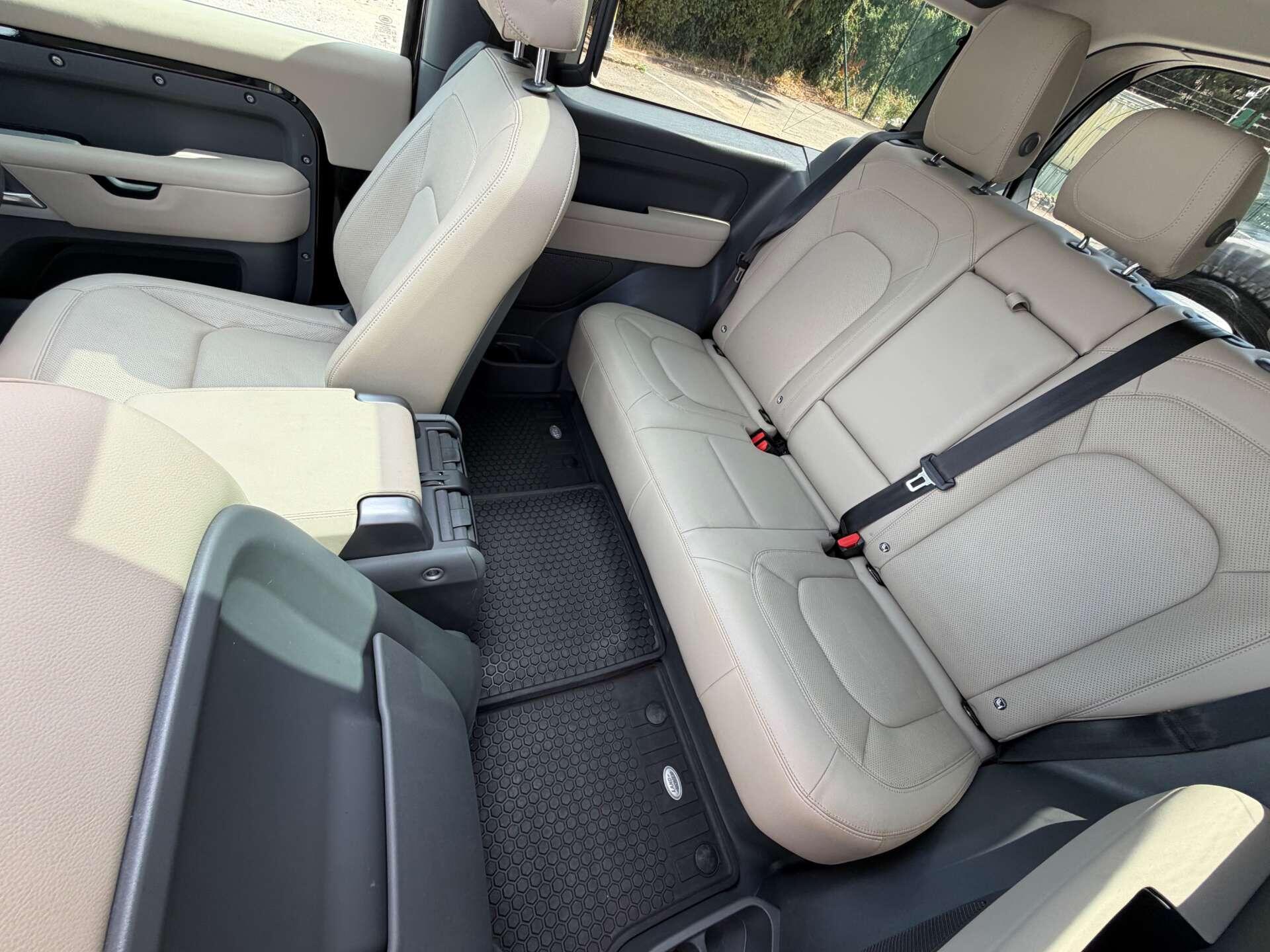 Land Rover Defender view 31