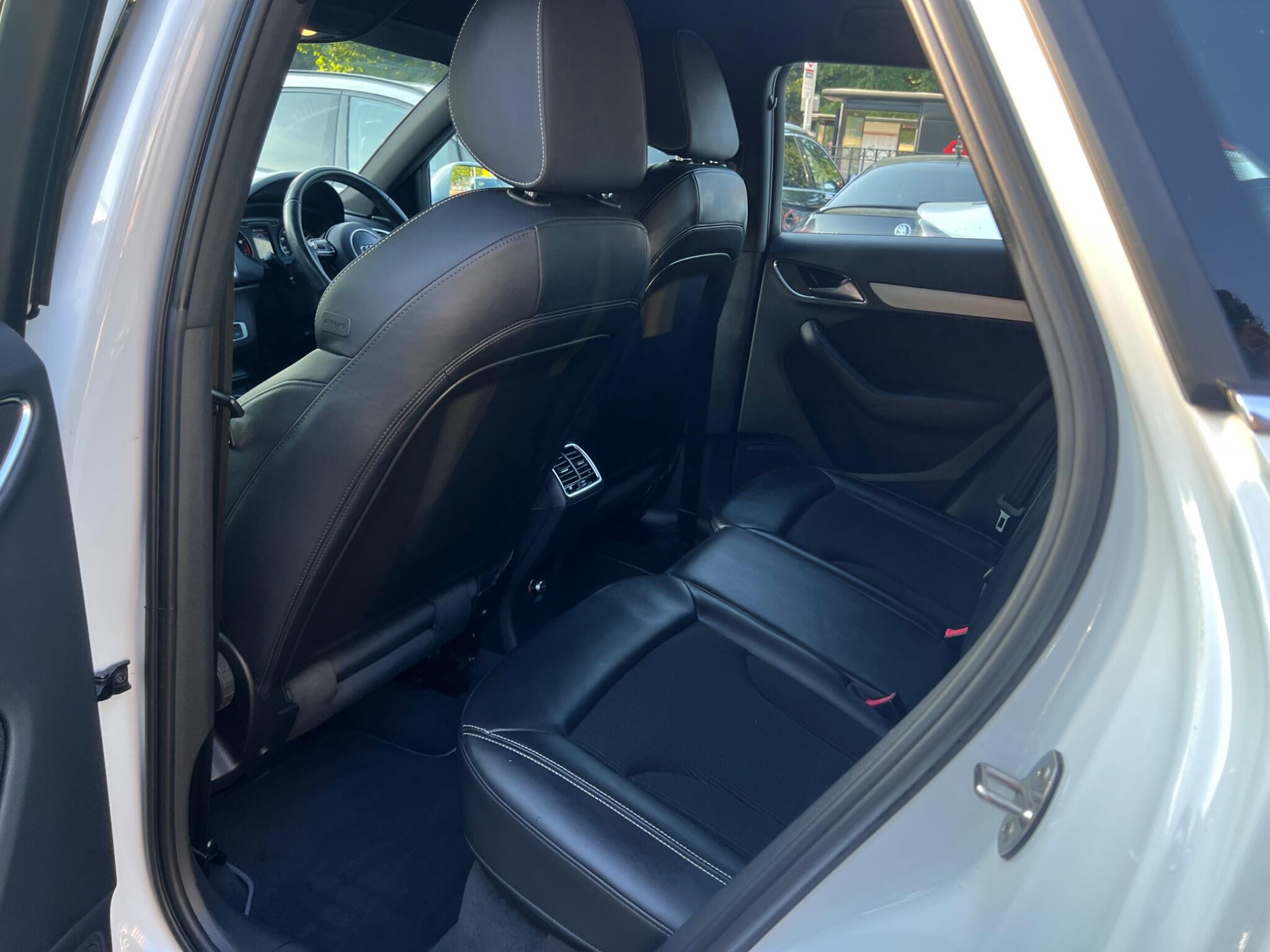 Audi Q3 view 33