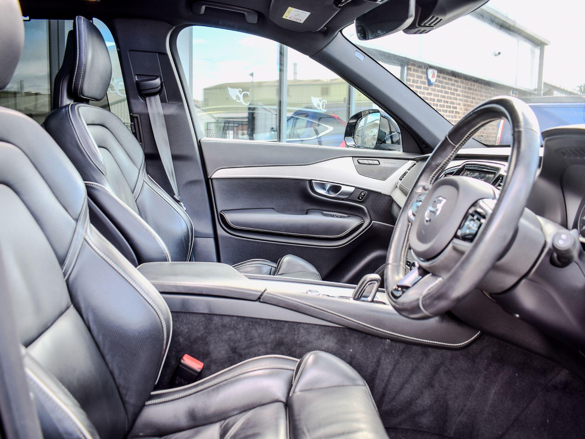 Volvo XC90 view 9