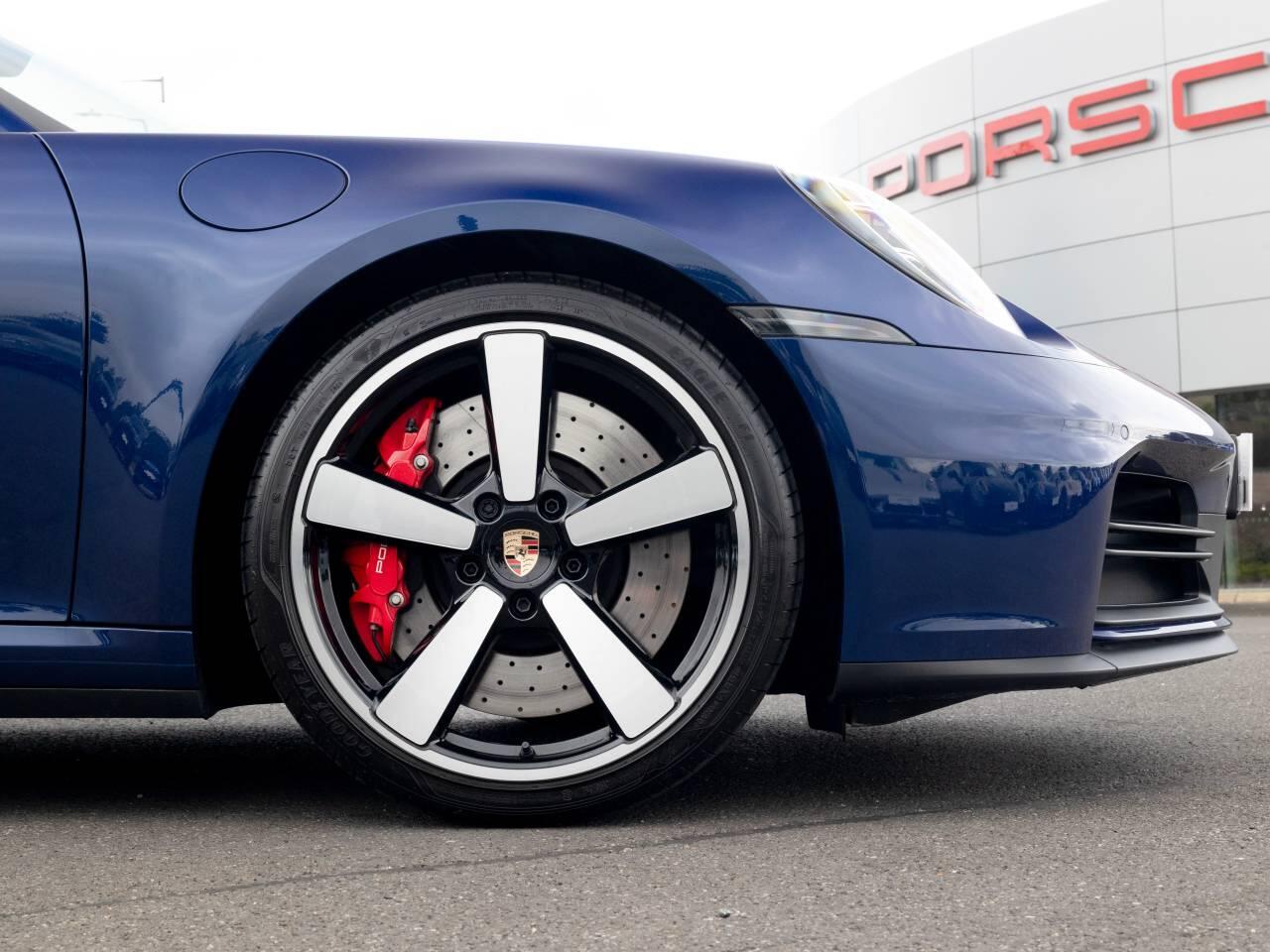 Porsche 911 view 6