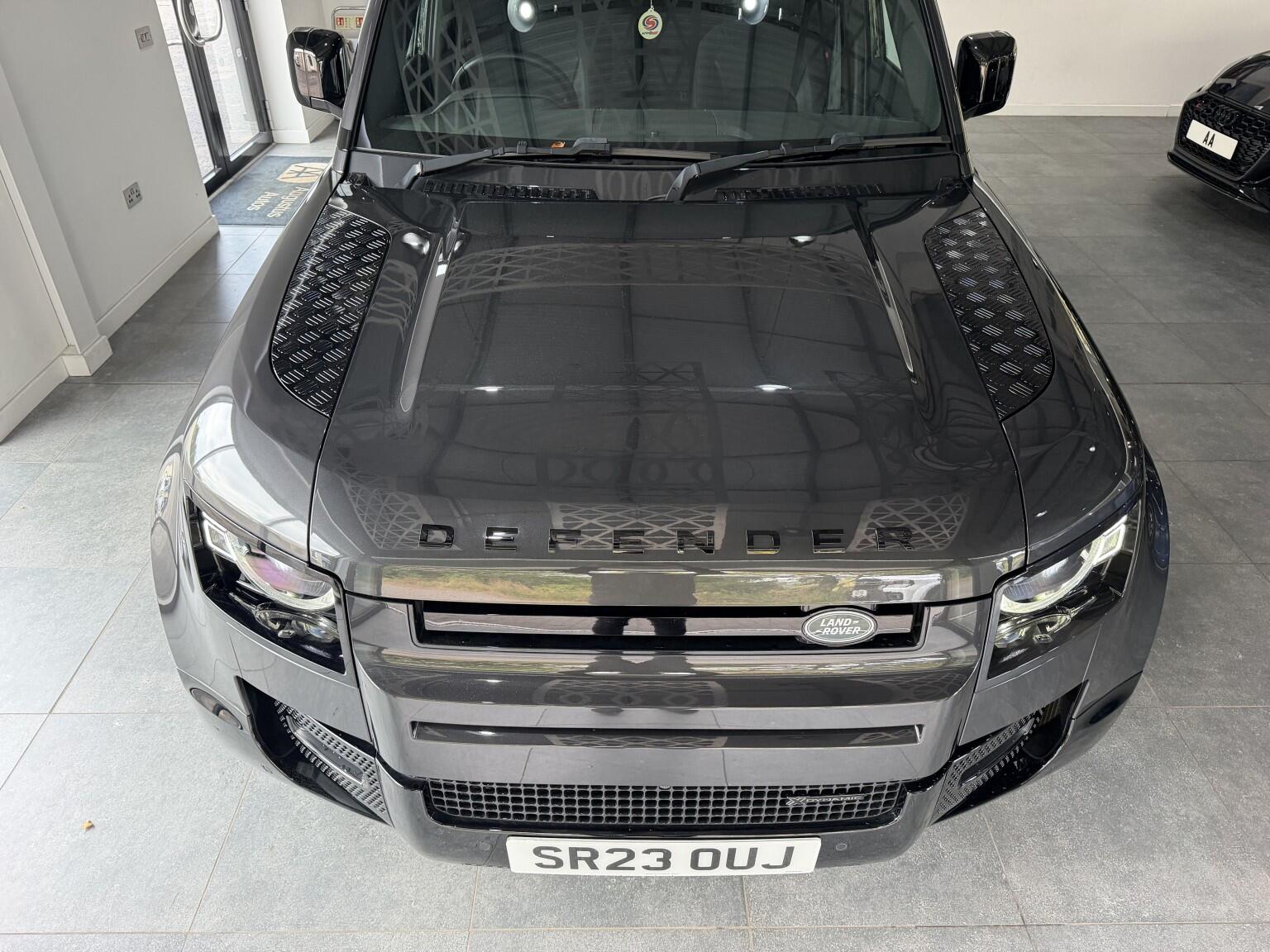 Land Rover Defender 110 view 62