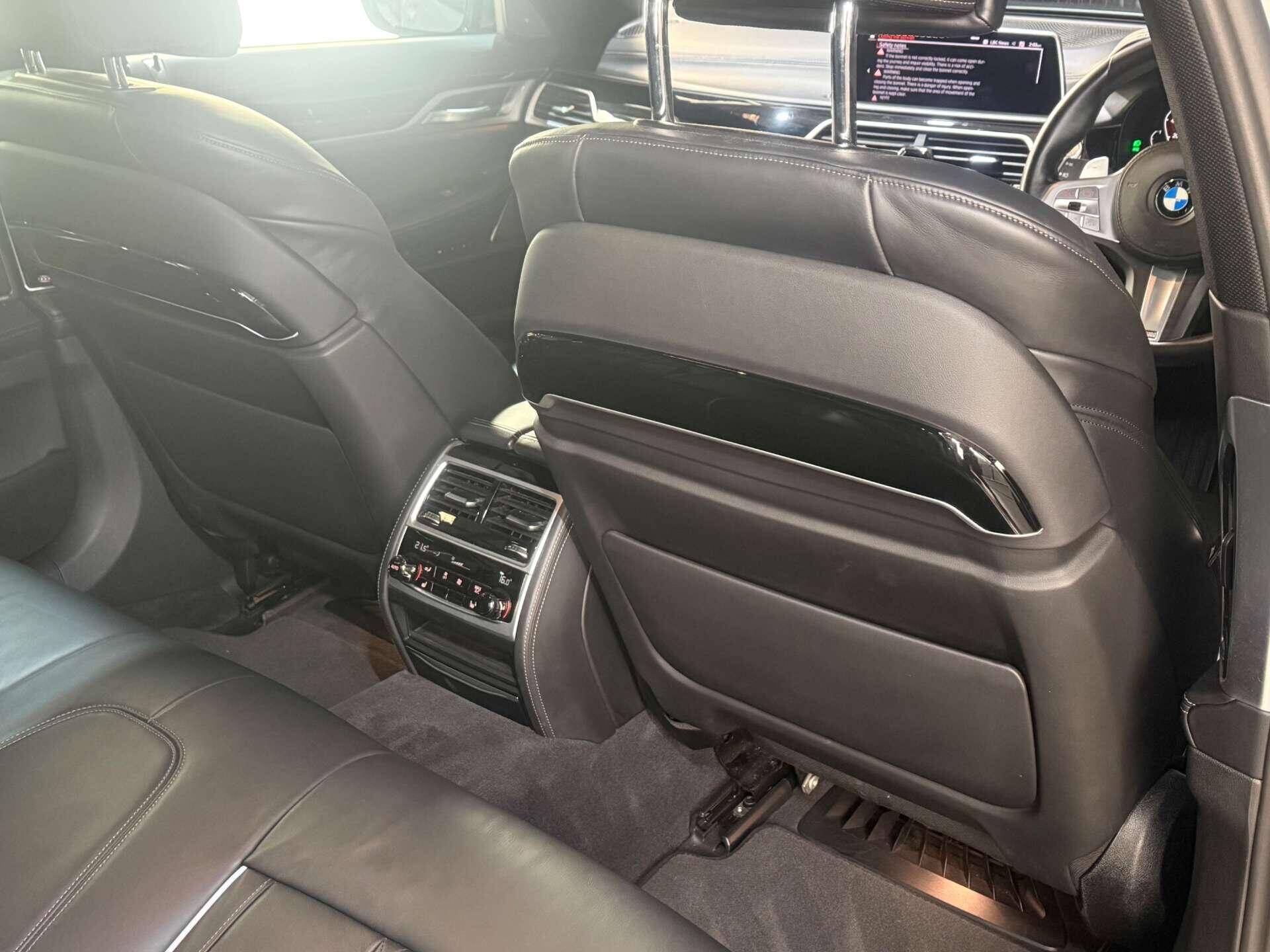 BMW 7 Series view 26