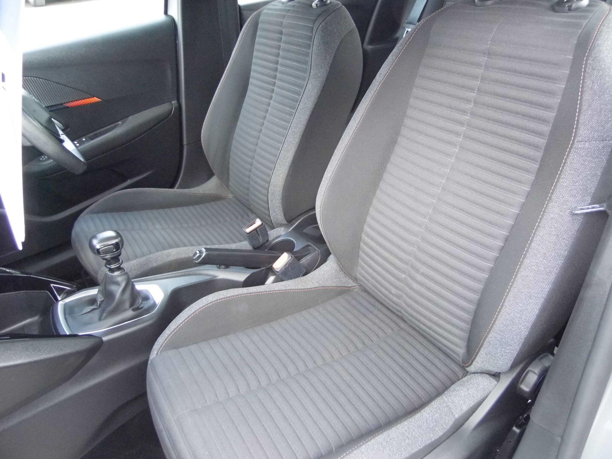 Peugeot 208 view 17