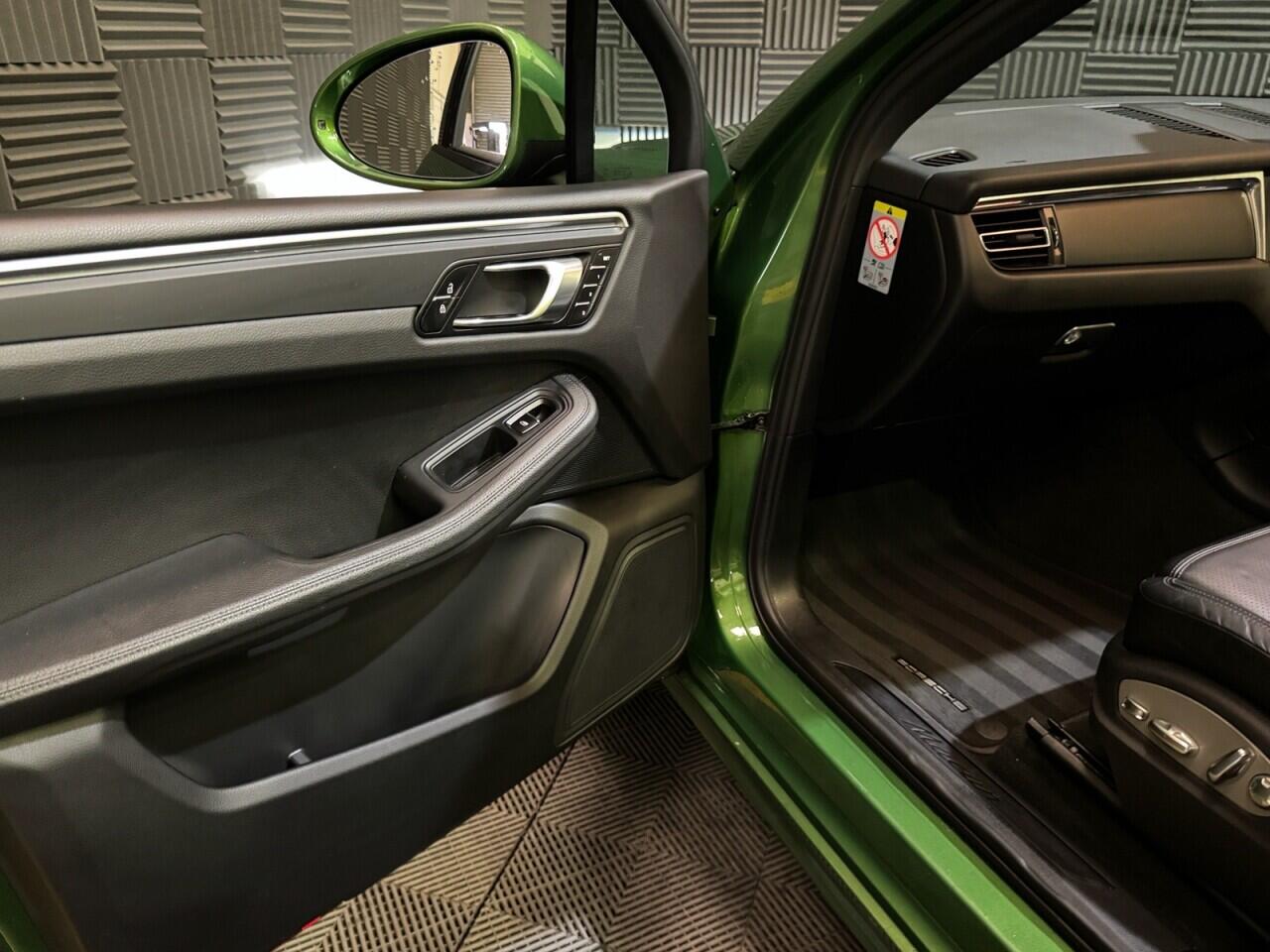 Porsche Macan view 25