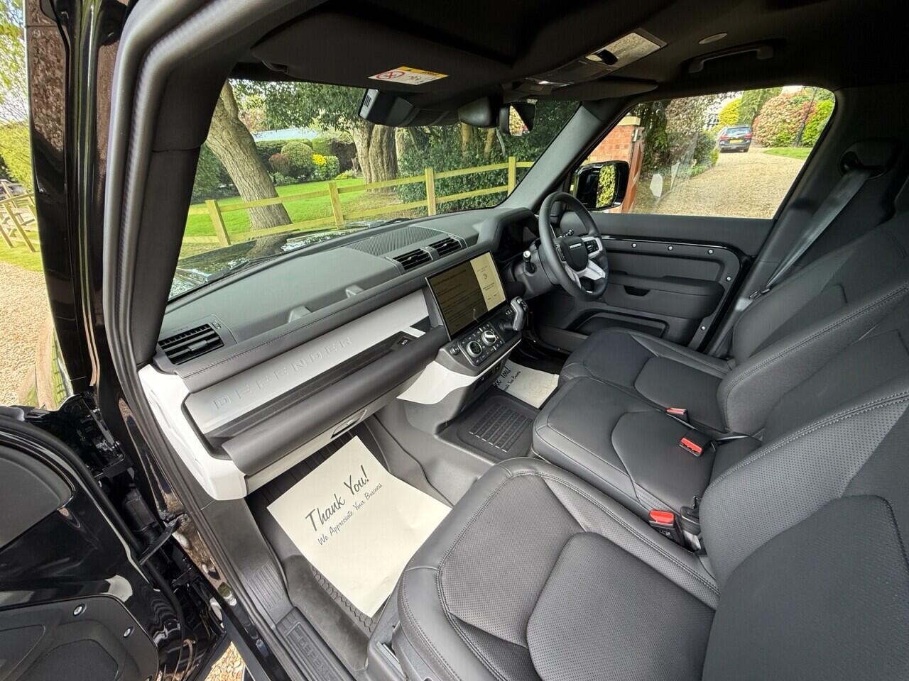 Land Rover Defender 110 view 13
