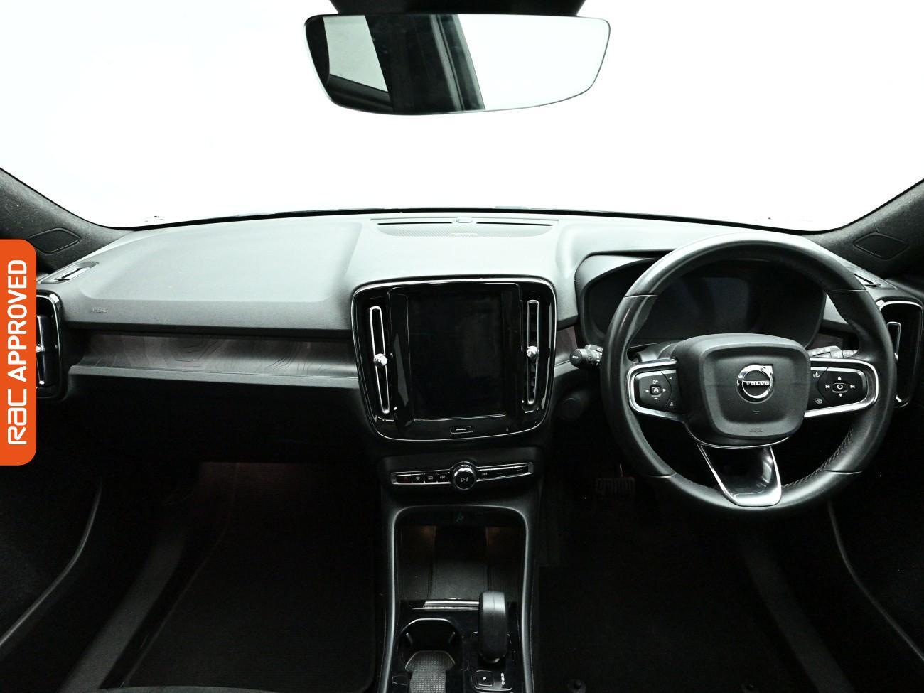 Volvo XC40 view 2