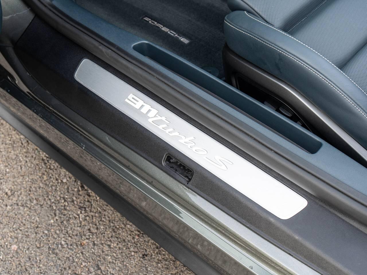 Porsche 911 view 28