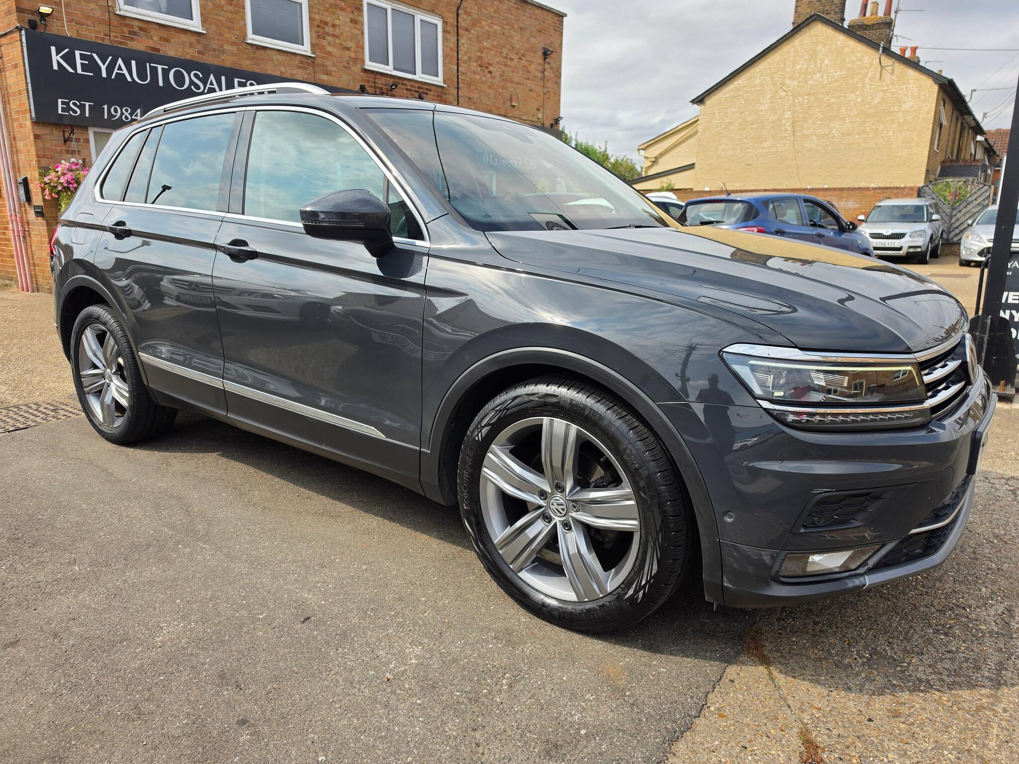 Volkswagen Tiguan view 2