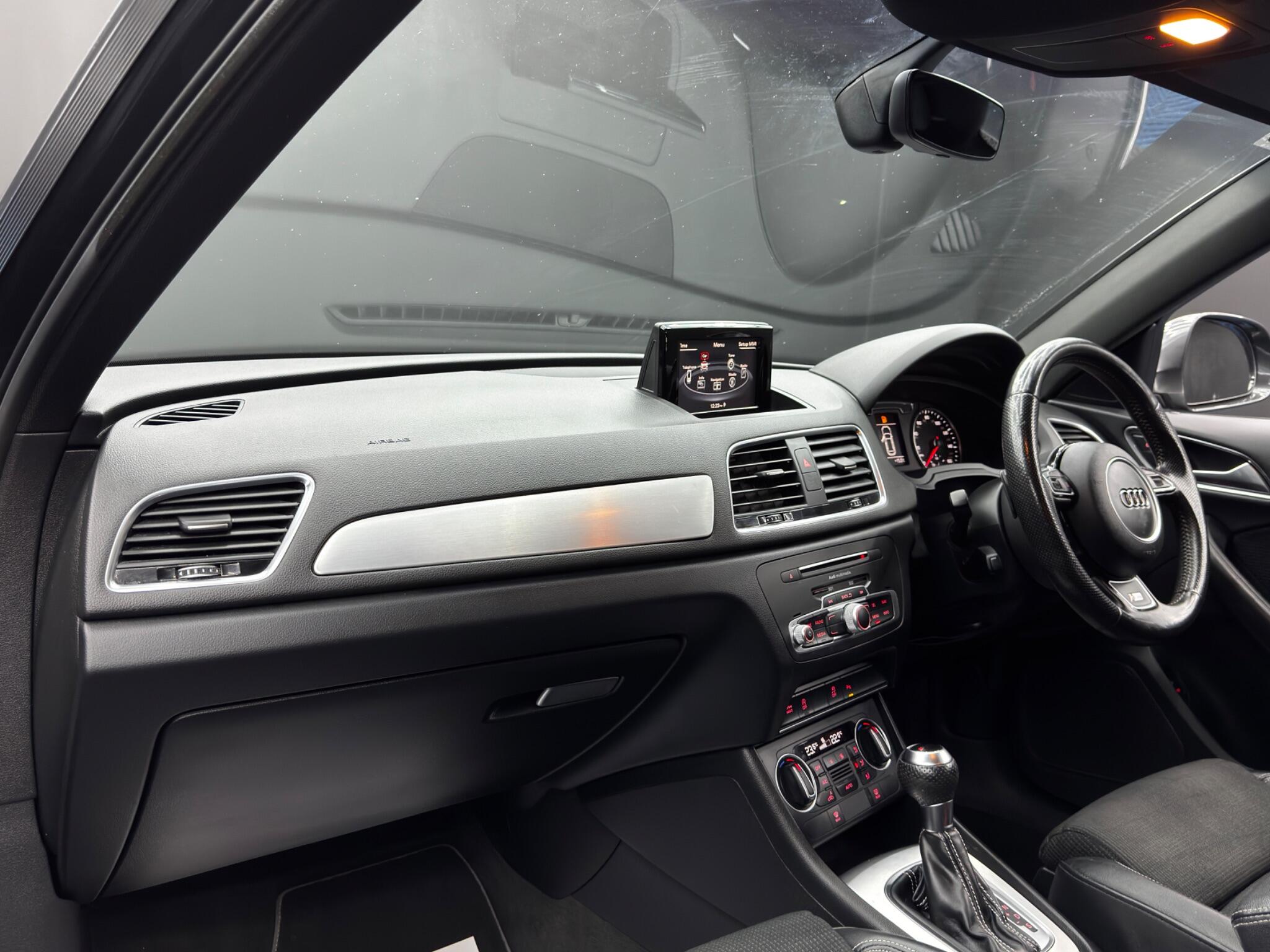 Audi Q3 view 11