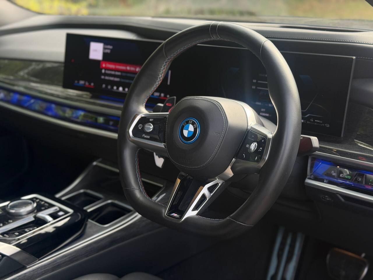 BMW 7 Series view 9