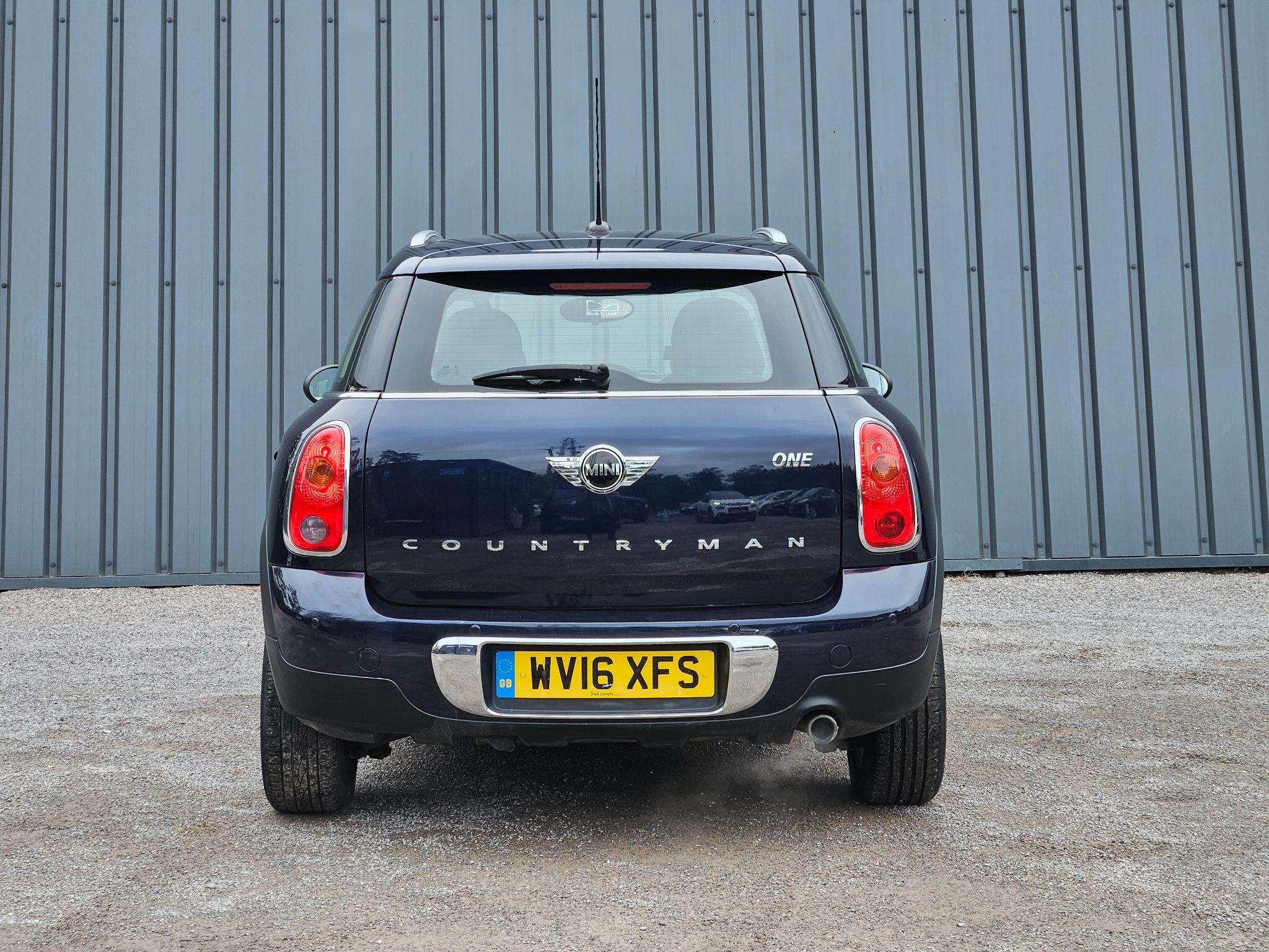 2016 MINI Countryman image 13