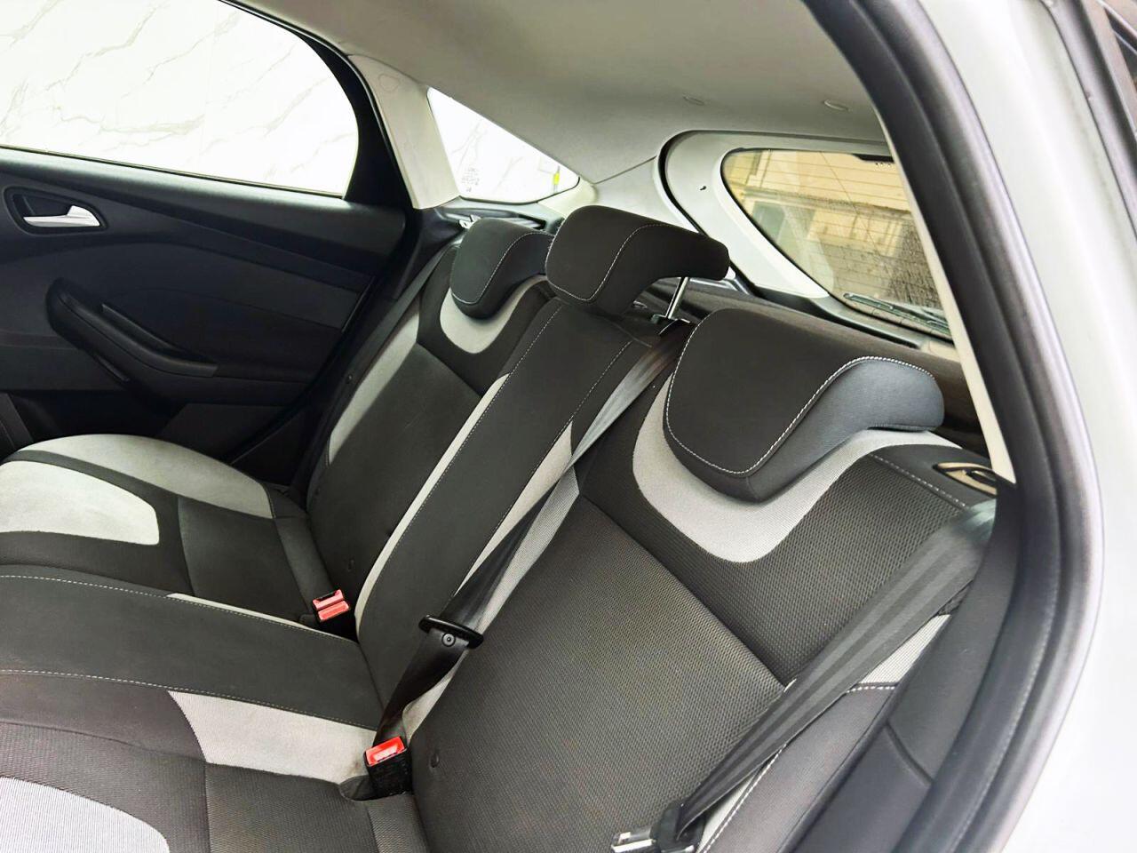 Ford Focus view 21