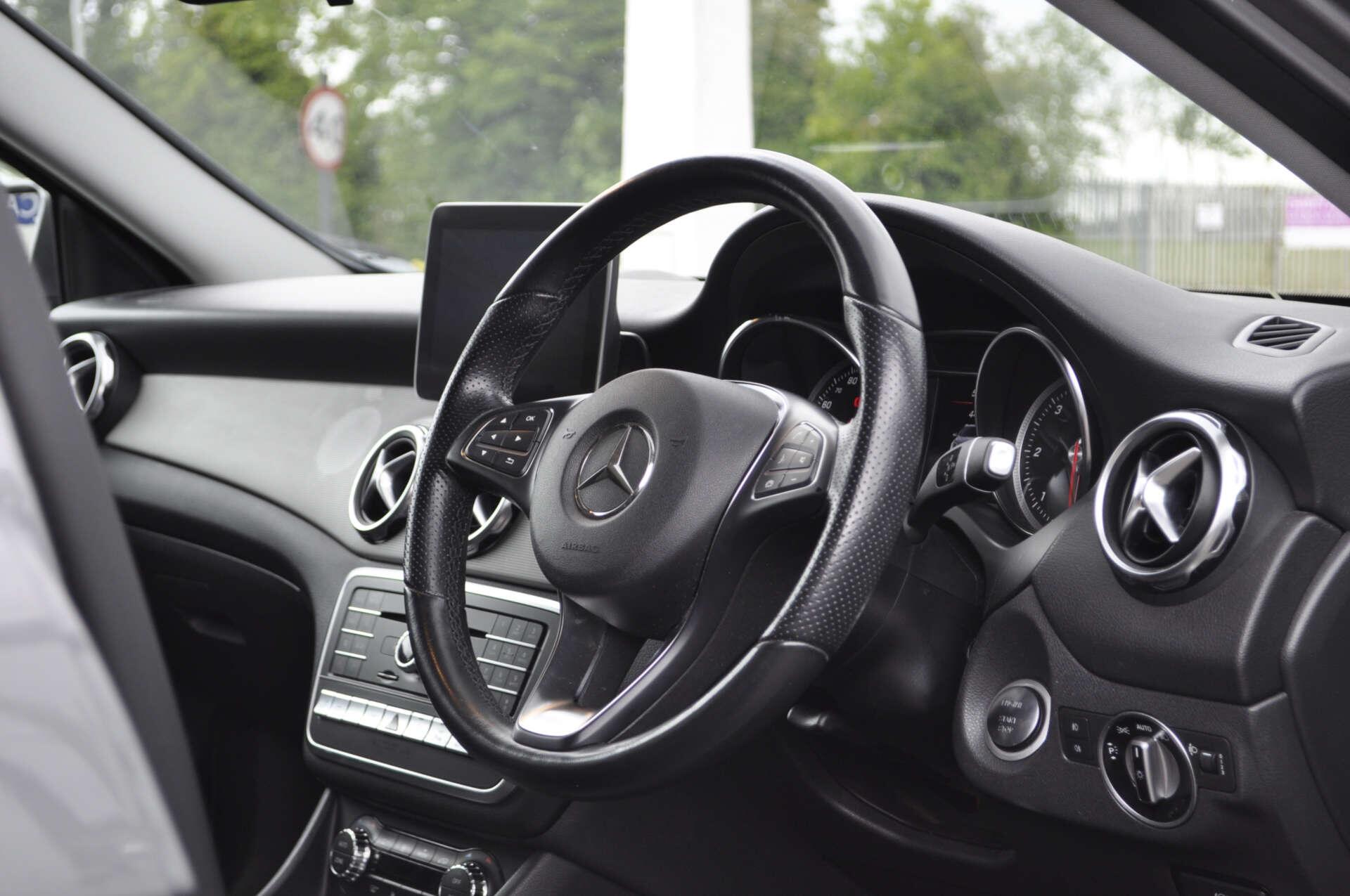 Mercedes-Benz Gla view 8