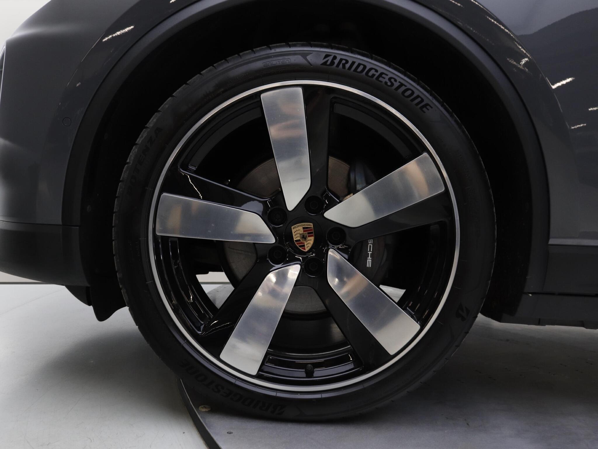 Porsche Macan view 8