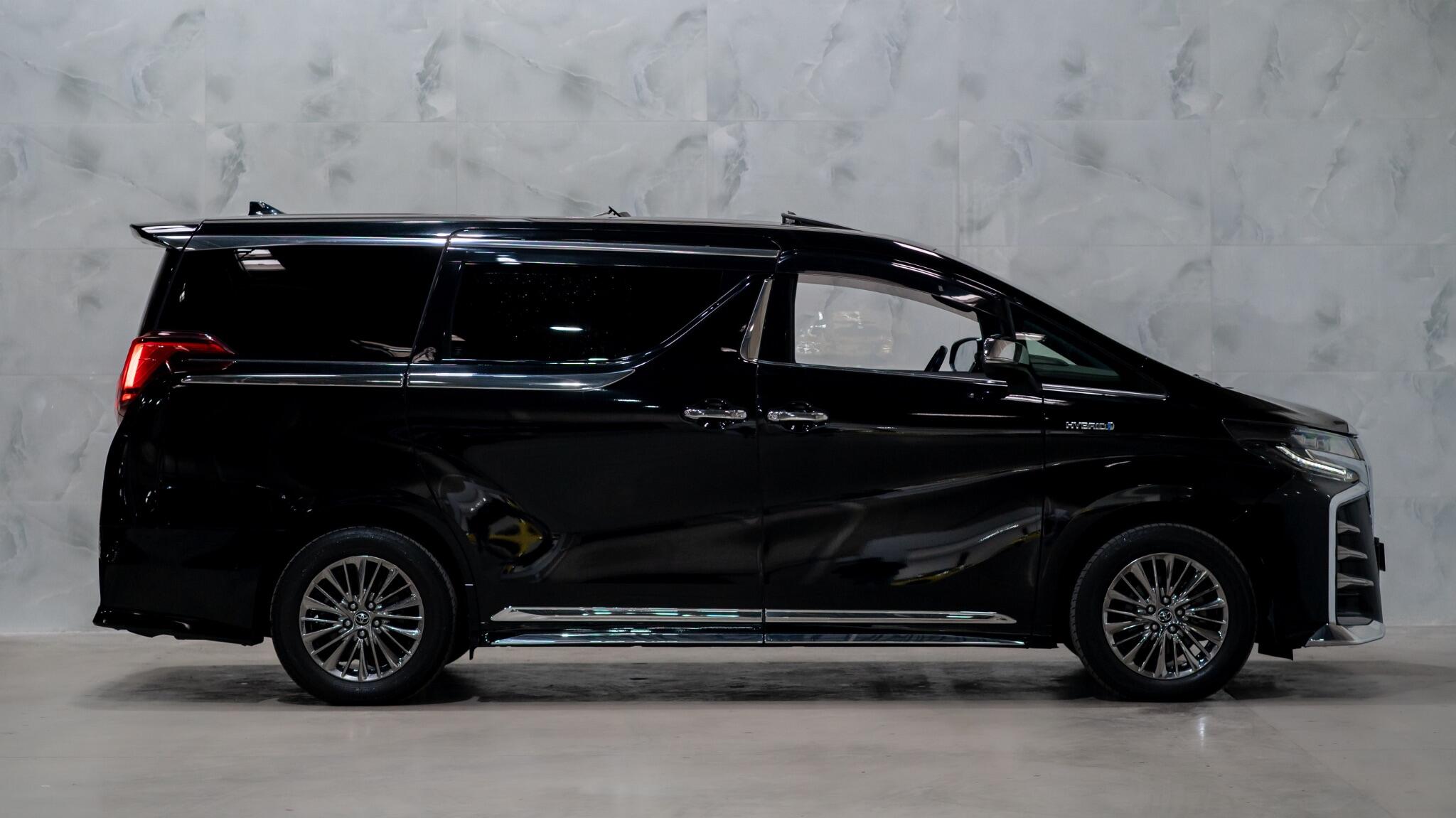 Toyota Alphard view 8