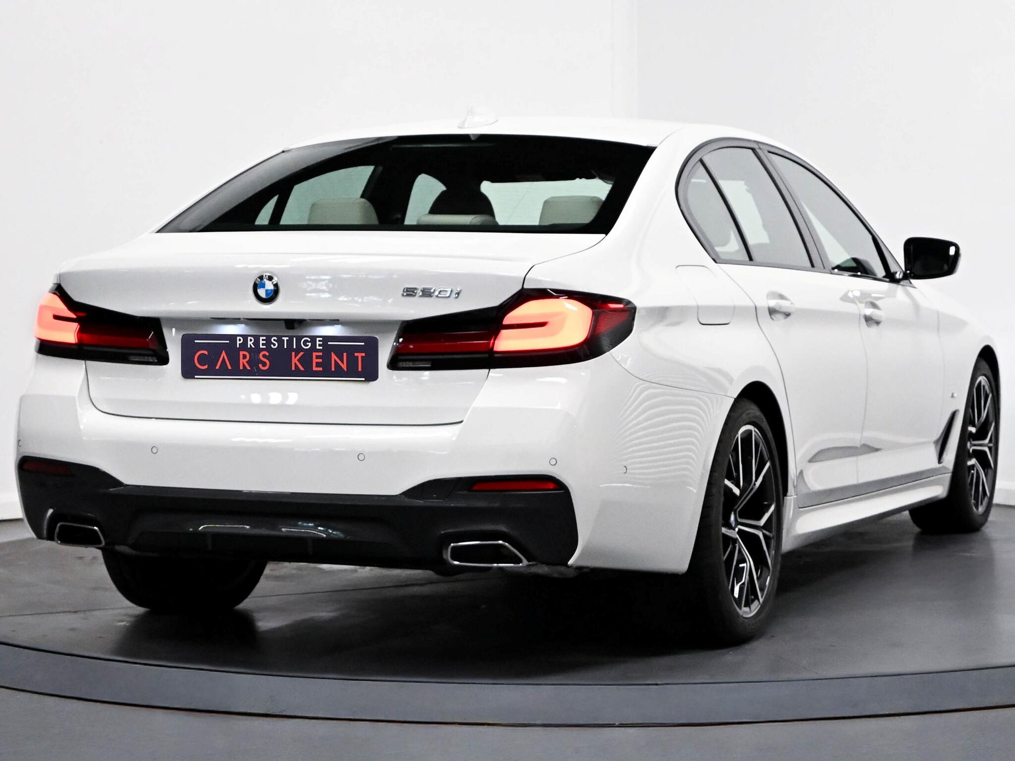 BMW 5 Series view 18
