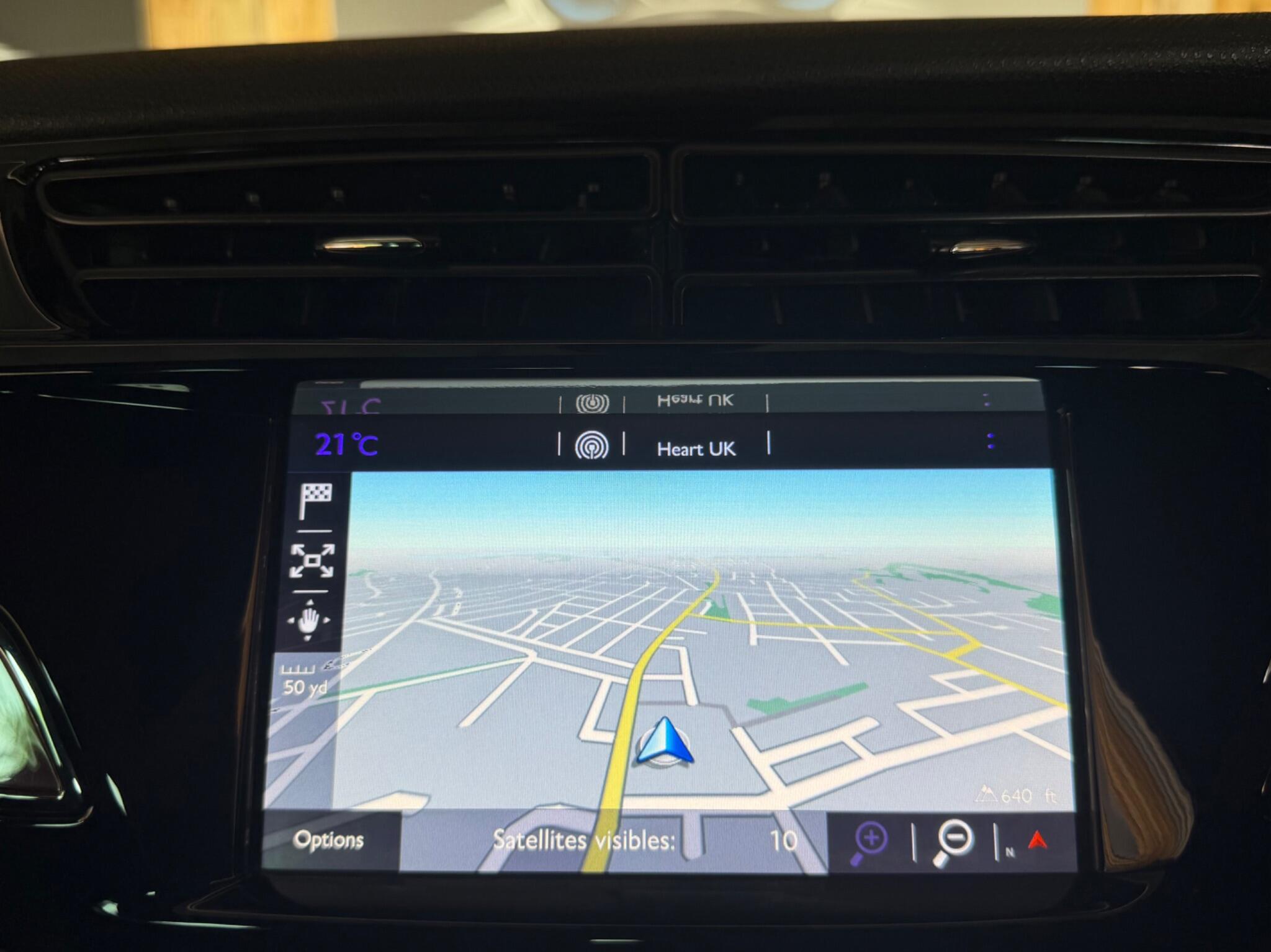 DS Automobiles DS 3 view 24