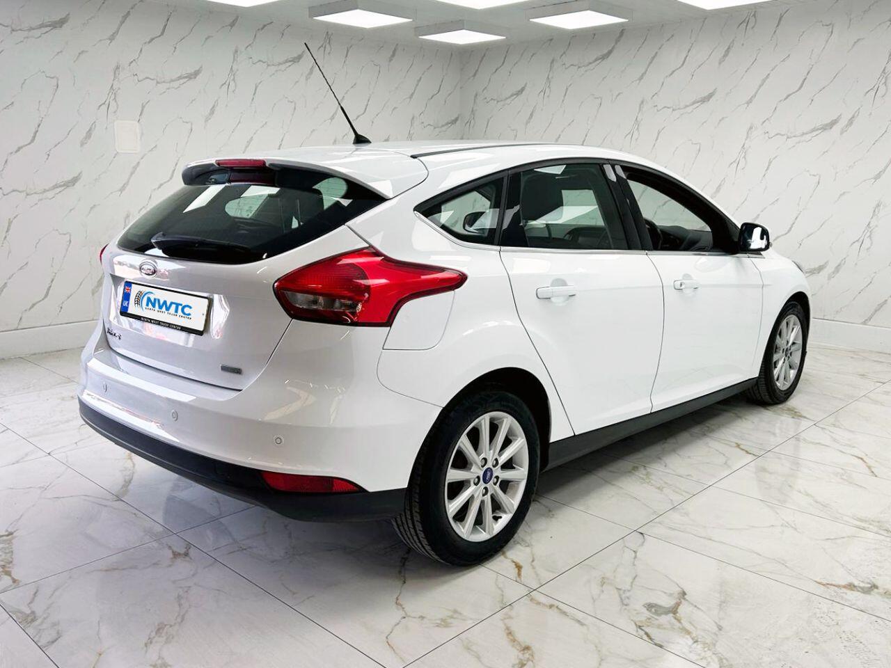 Ford Focus view 12