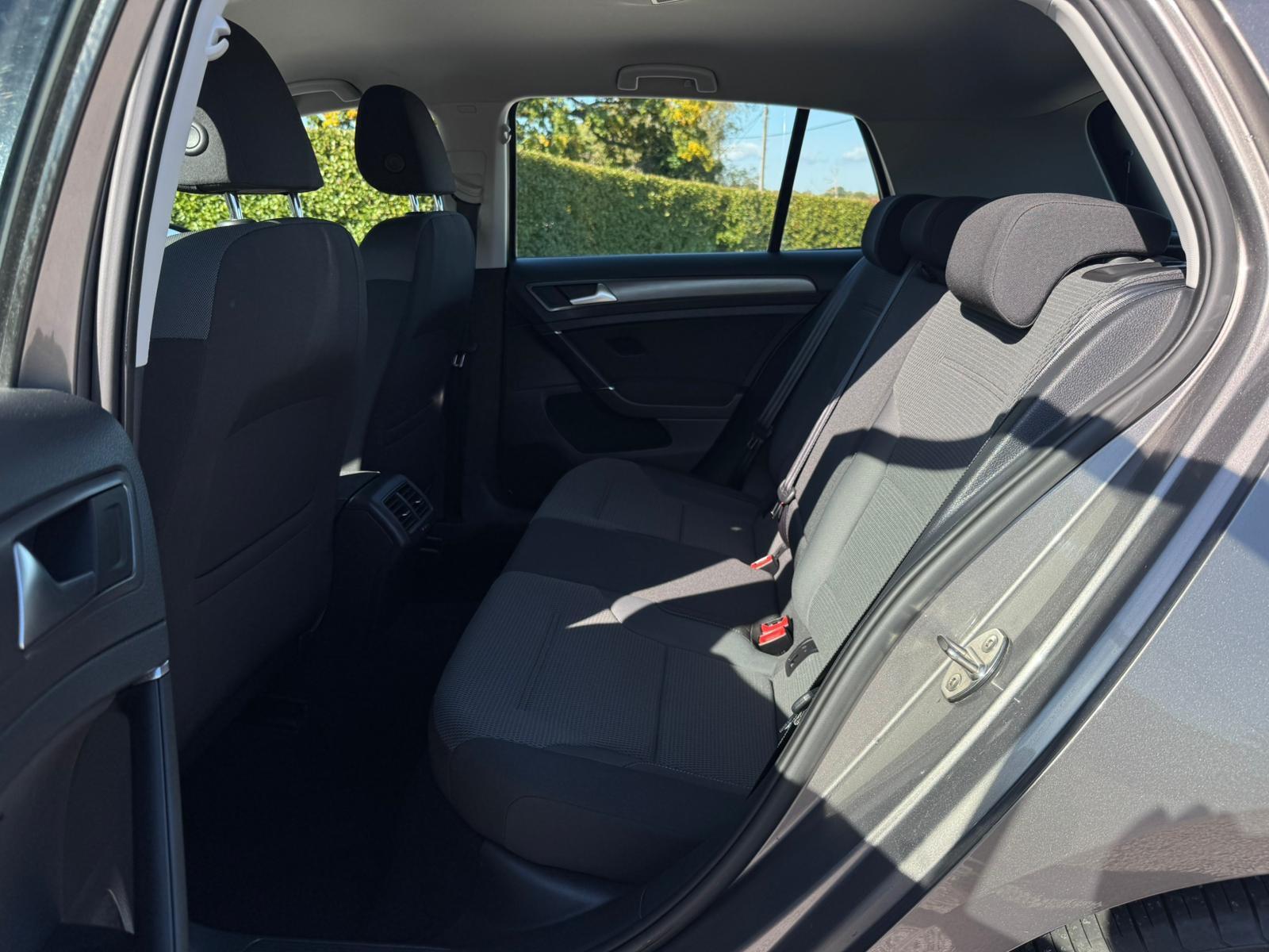 2013 Volkswagen Golf image 27