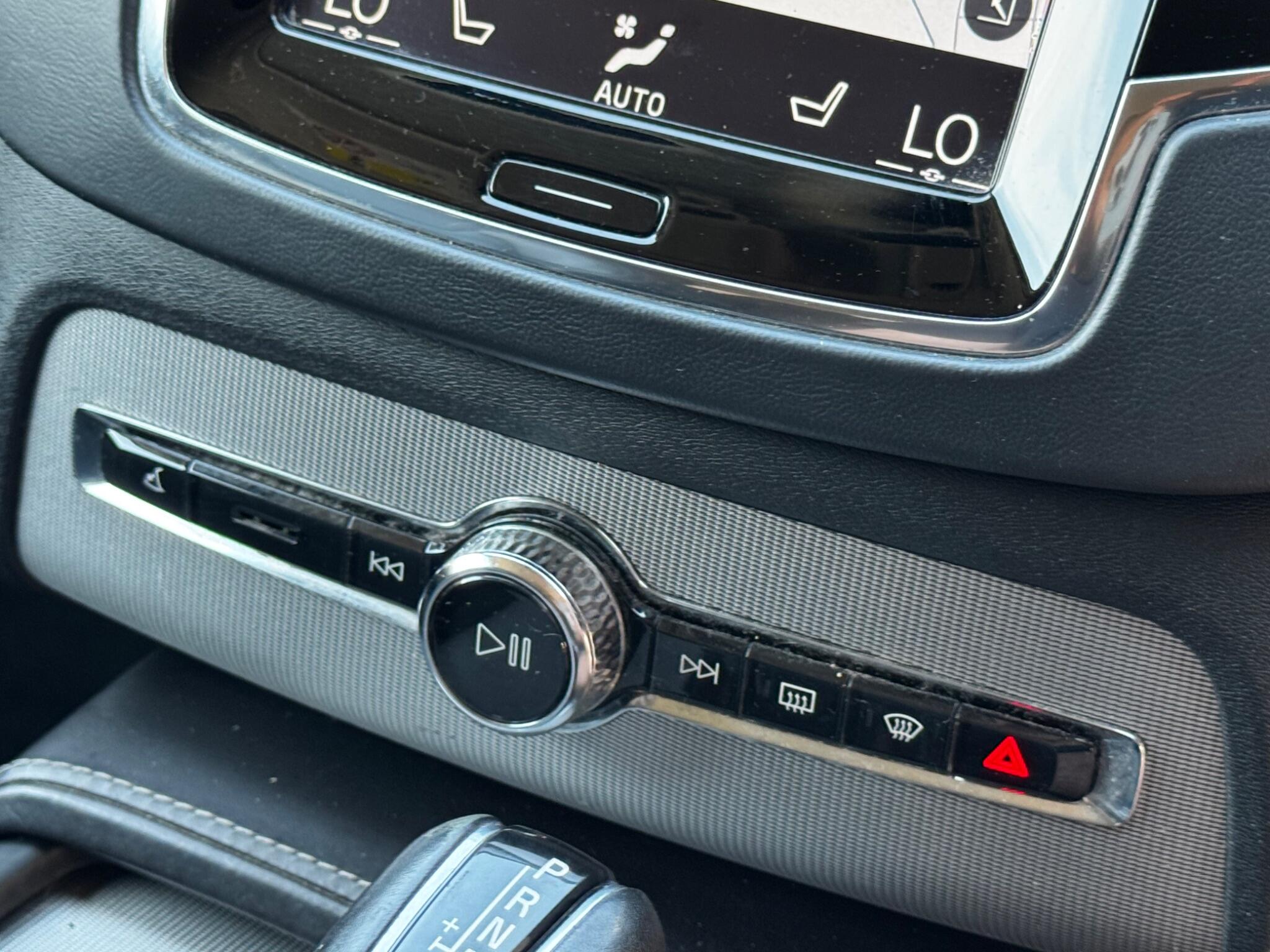 Volvo XC90 view 31