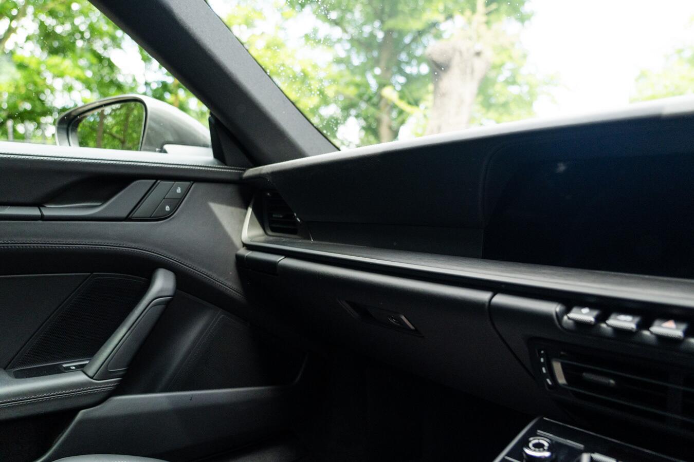 Porsche 911 view 31