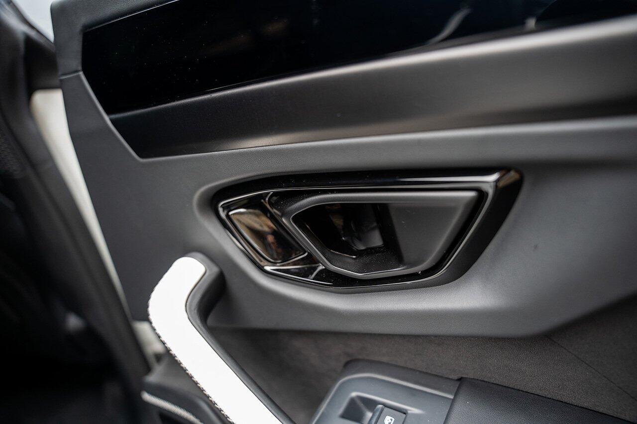 Lamborghini Urus view 73