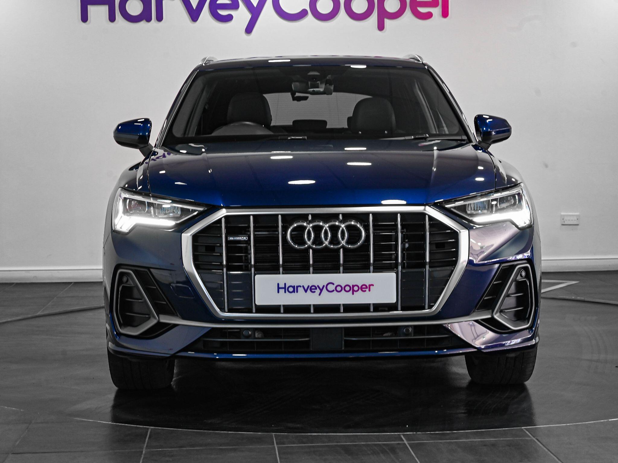 Audi Q3 view 16