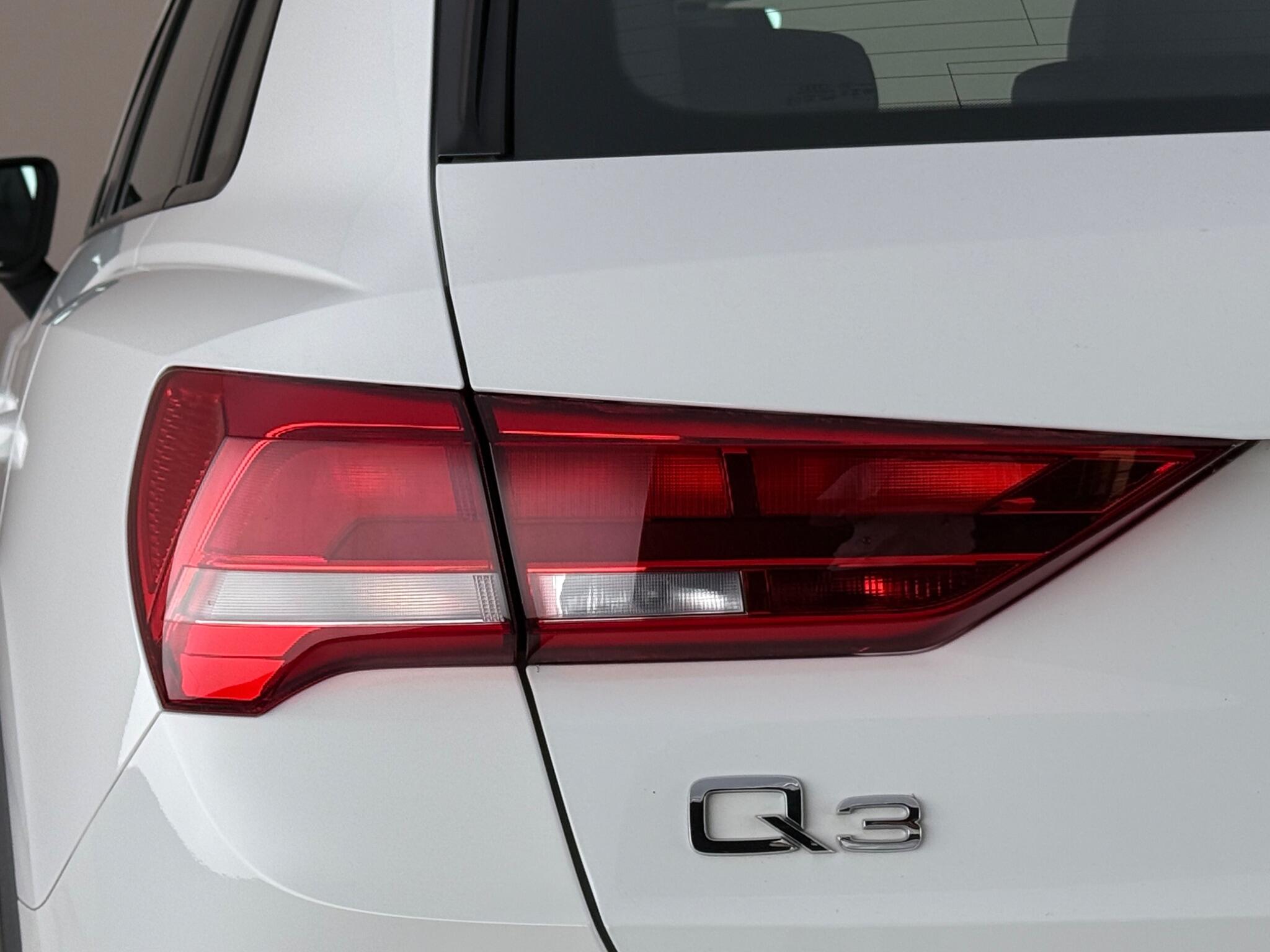 Audi Q3 view 12