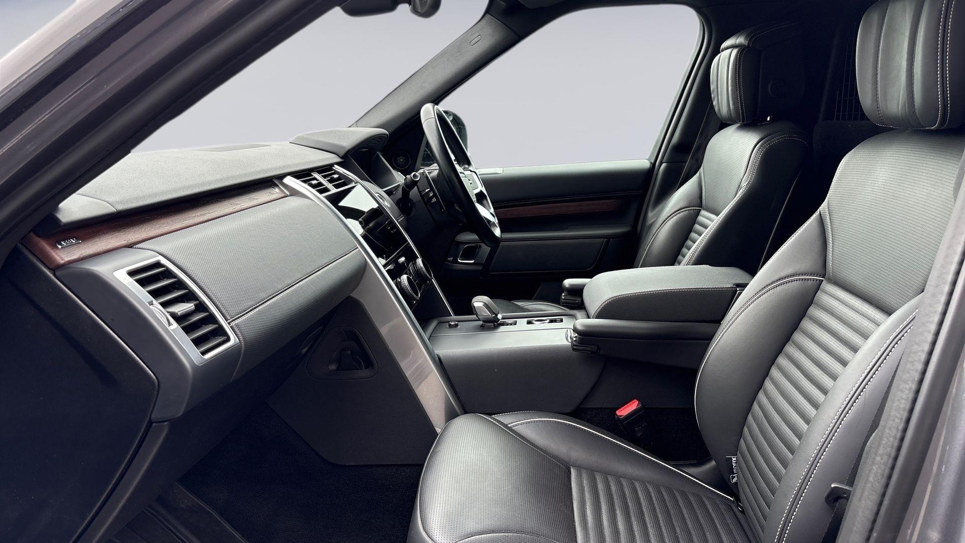 Land Rover Discovery view 3