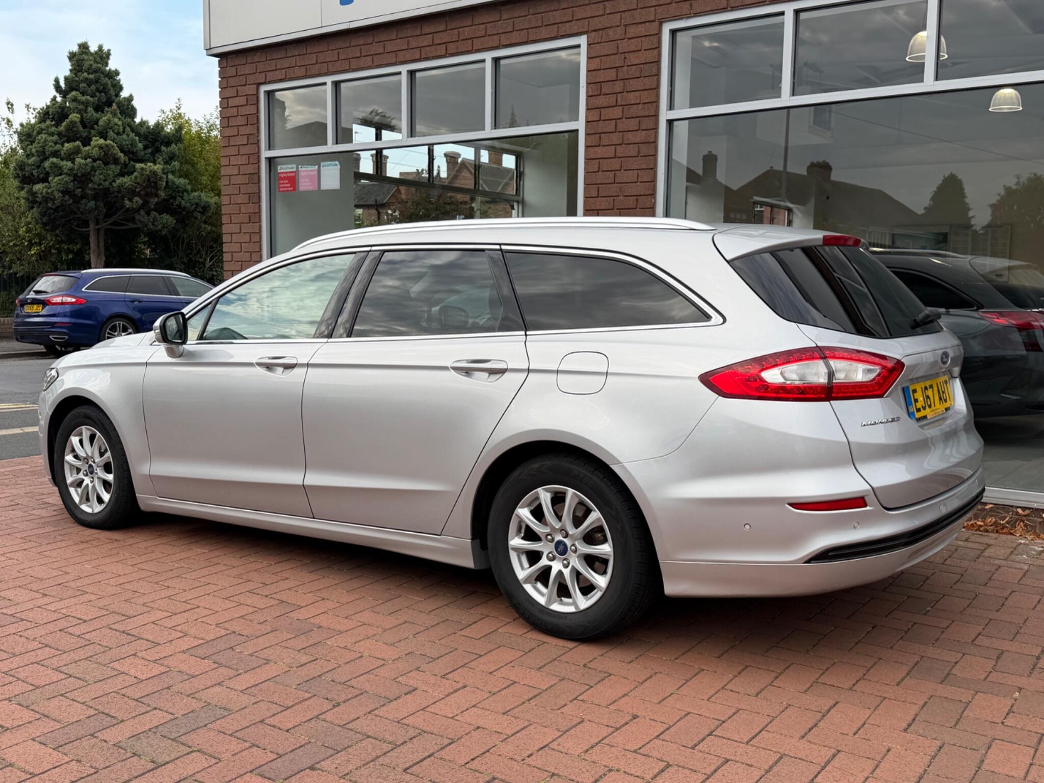 Ford Mondeo view 14