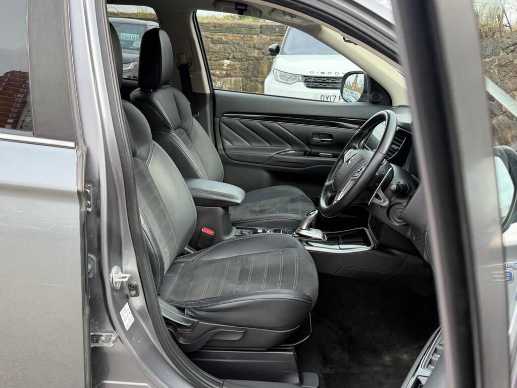 Mitsubishi Outlander view 14