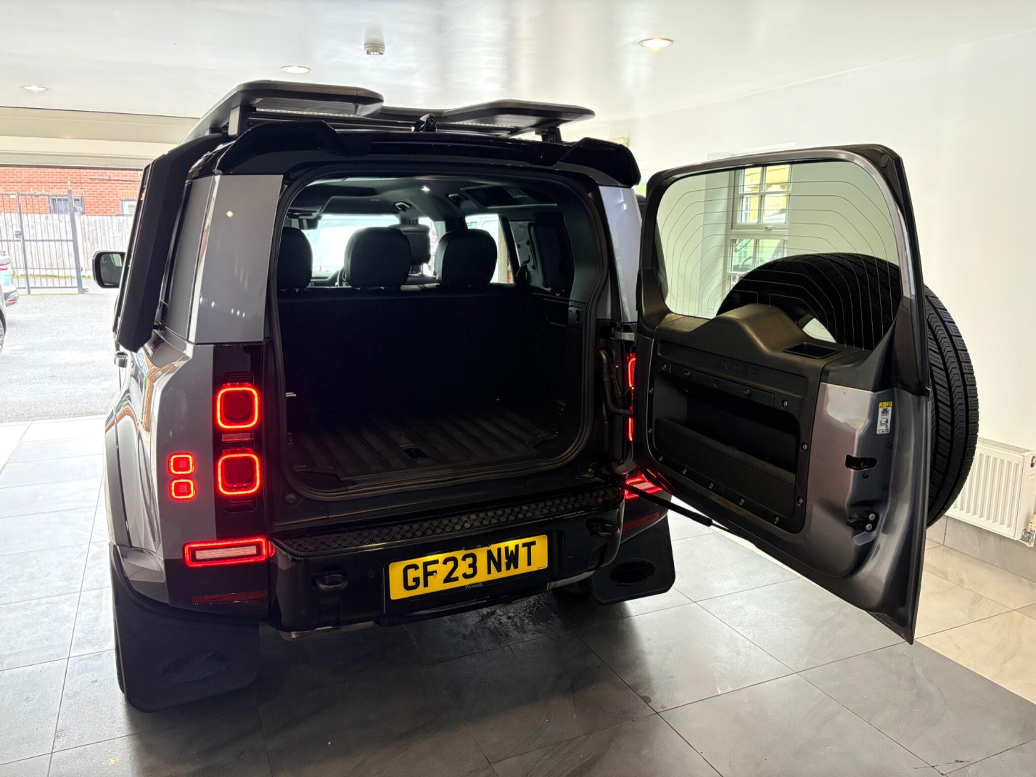 Land Rover Defender view 33