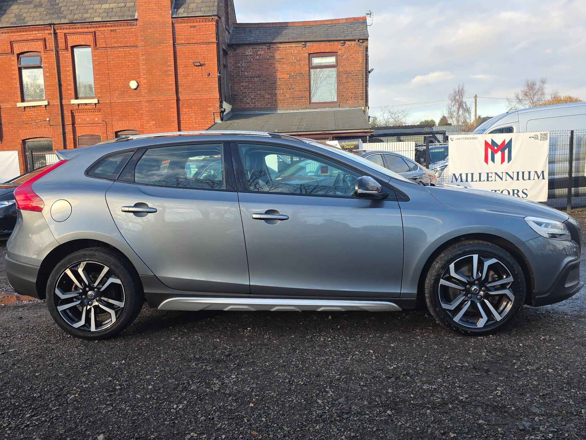 2017 Volvo V40 Cross Country 2.0 T3 Pro Euro 6 (s/s) 5dr • 44,733 miles image 9