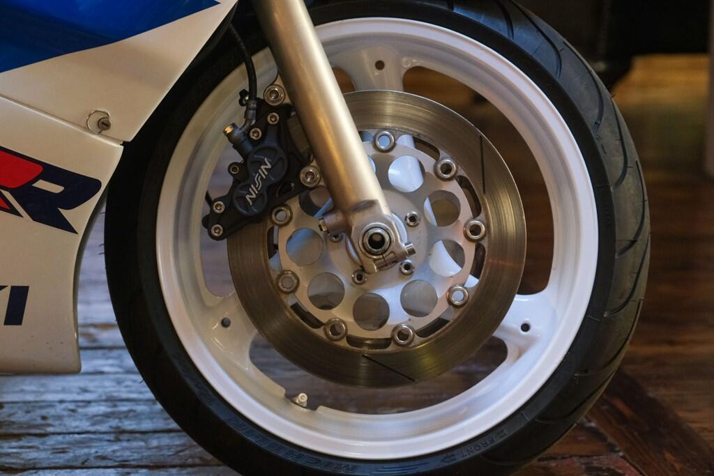 Suzuki GSX-R750 view 12