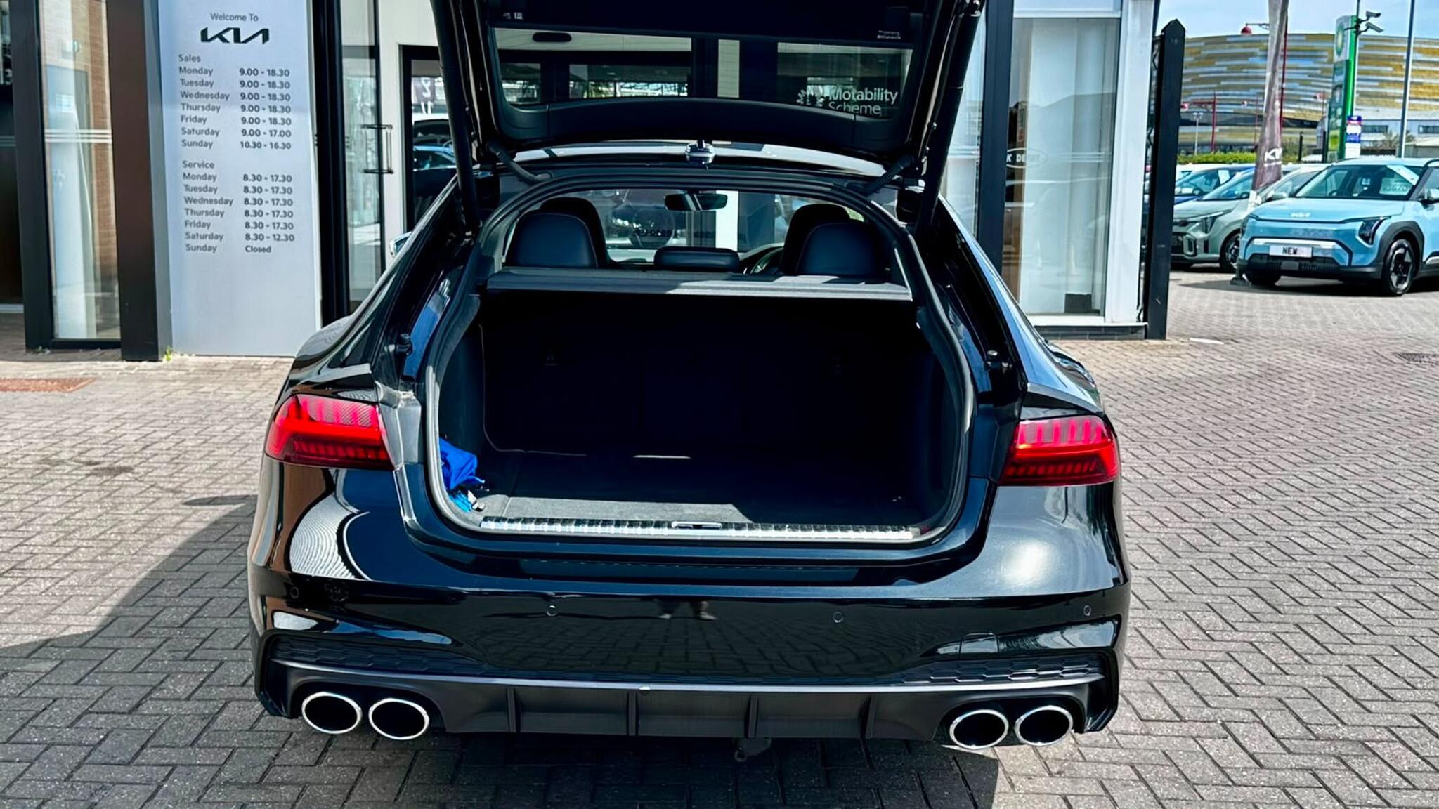 Audi Audi S7 view 16
