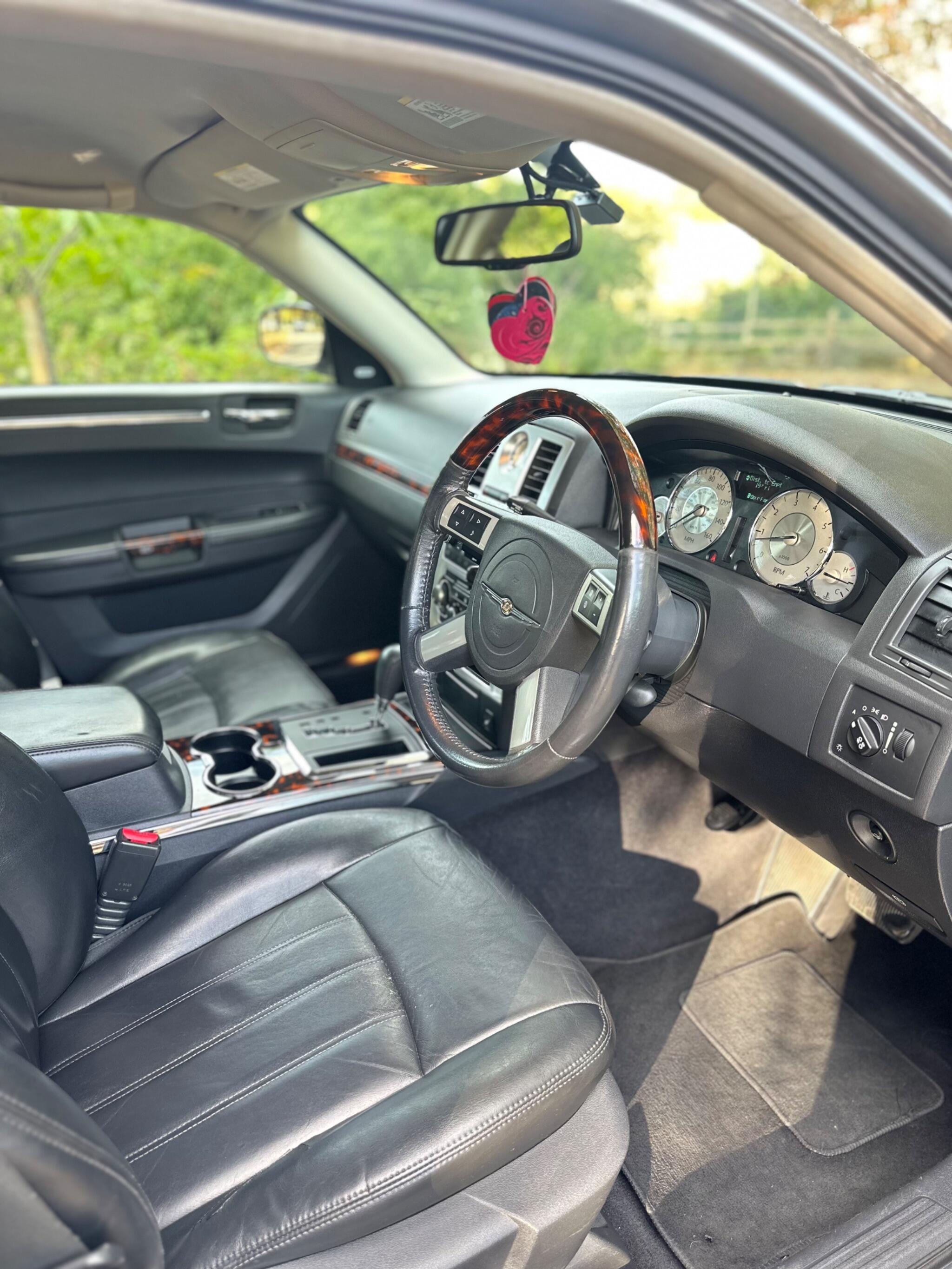 2008 Chrysler 300C image 22