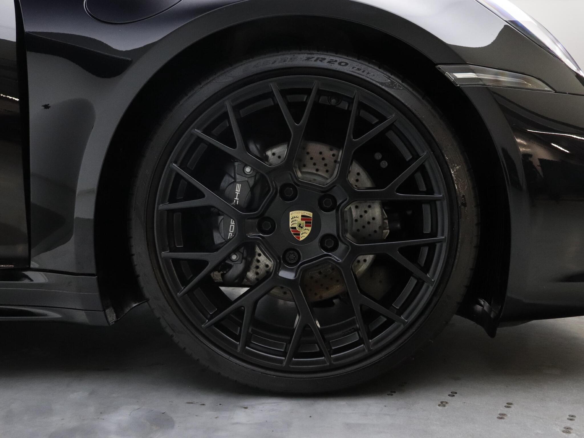 Porsche 911 view 8