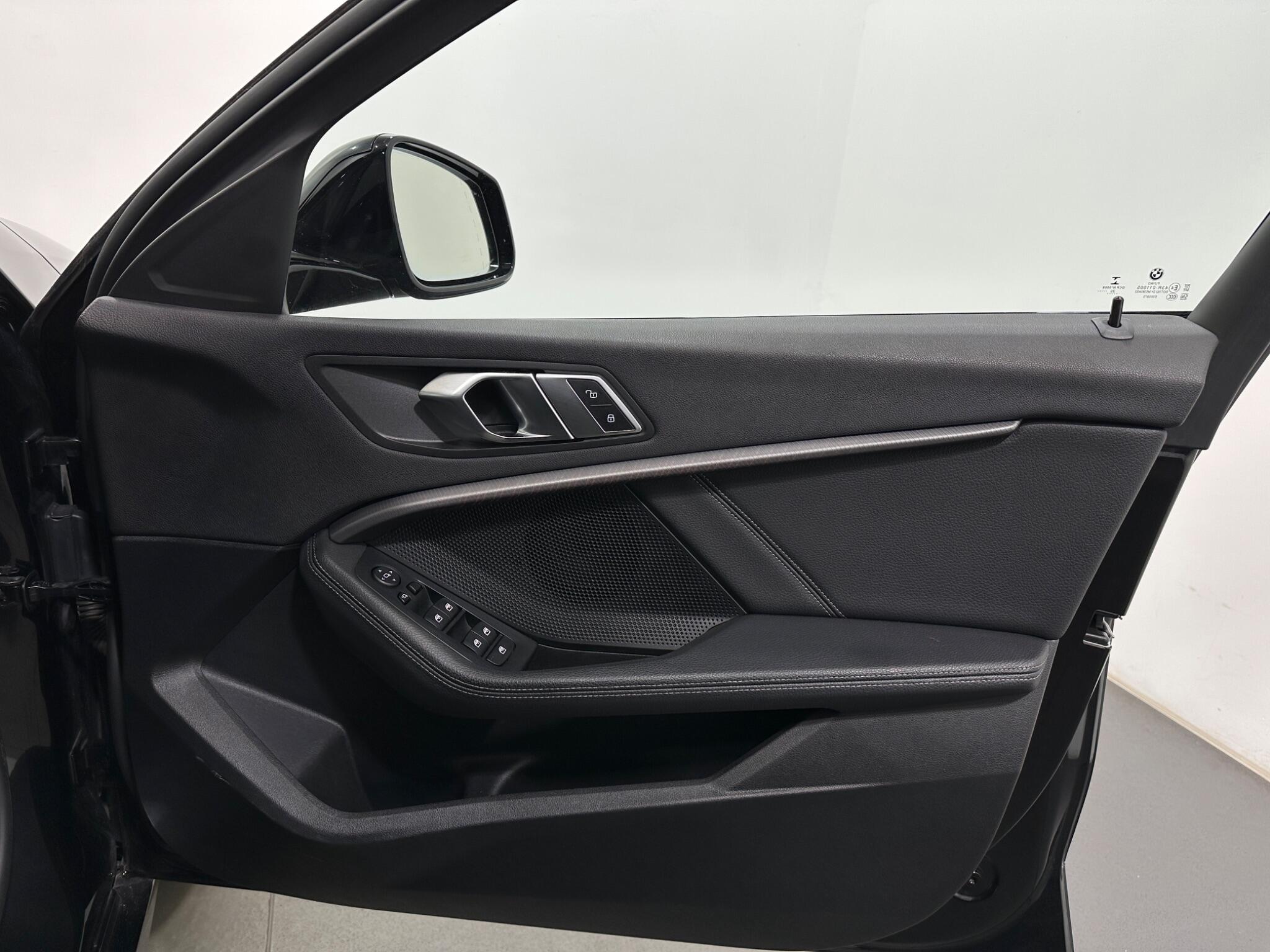 BMW 1 Series view 36