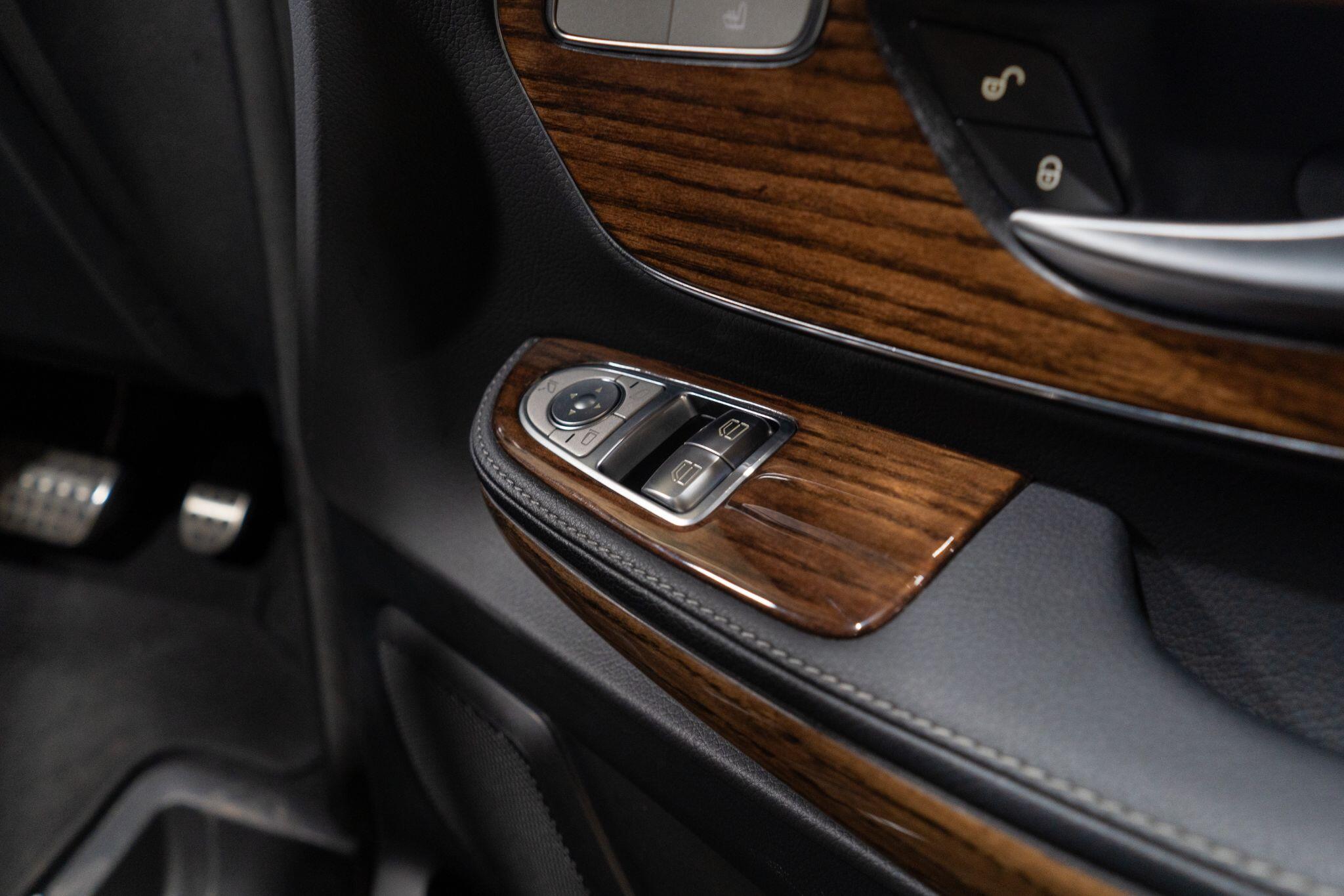 Mercedes-Benz V-Class view 33