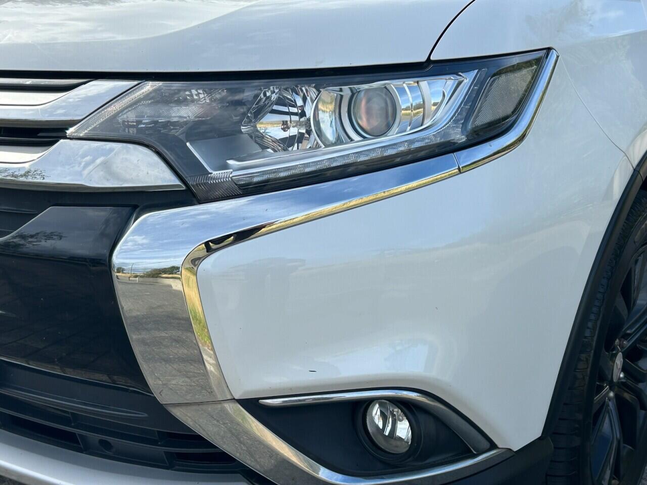 Mitsubishi Outlander view 8