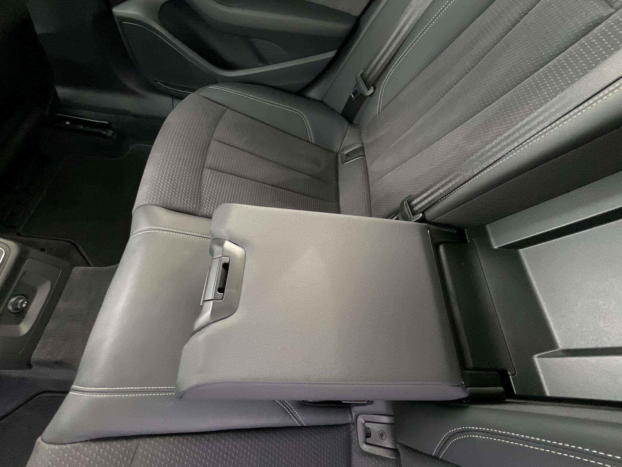 Audi A4 view 16