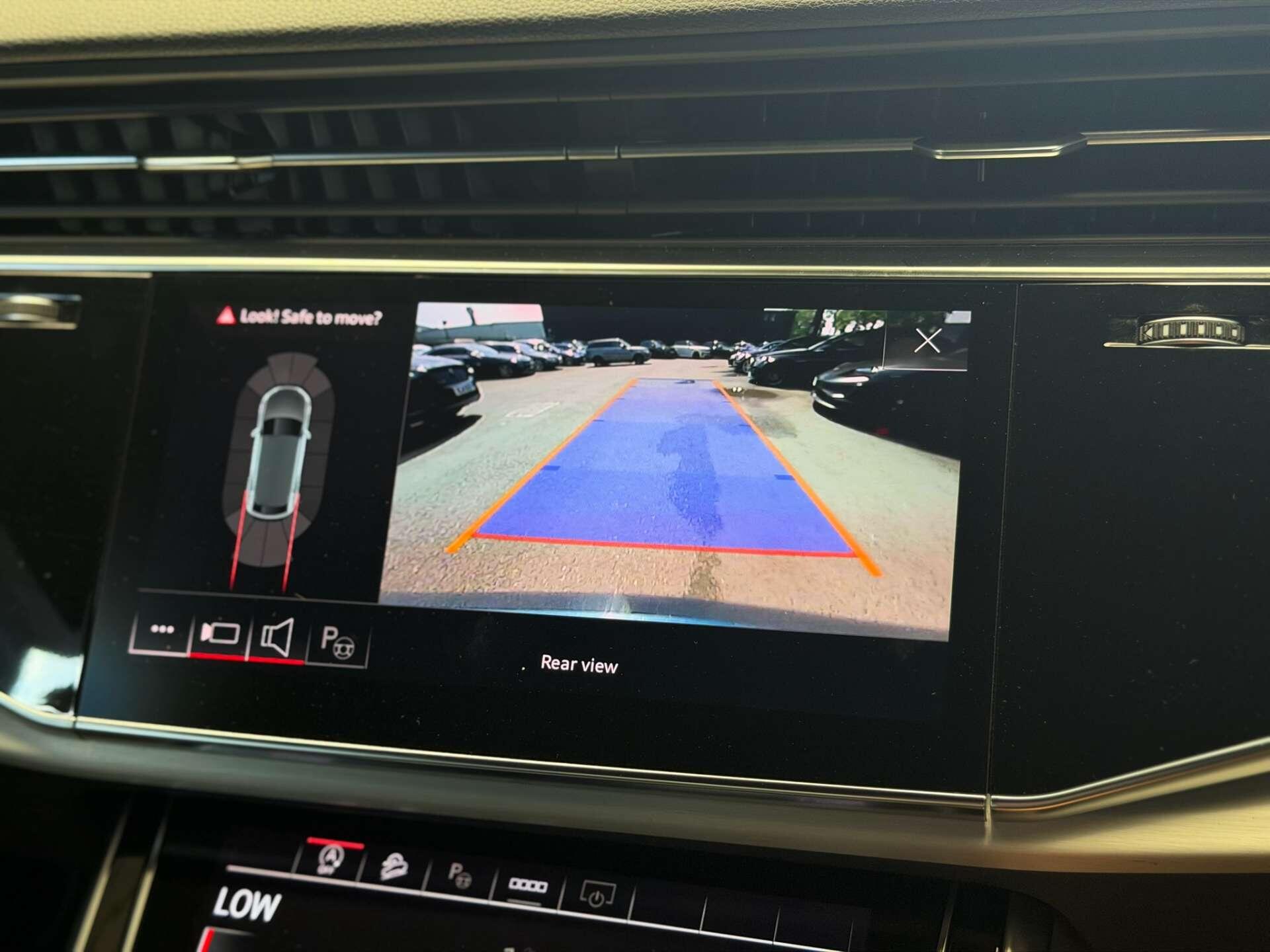 Audi Q8 view 27