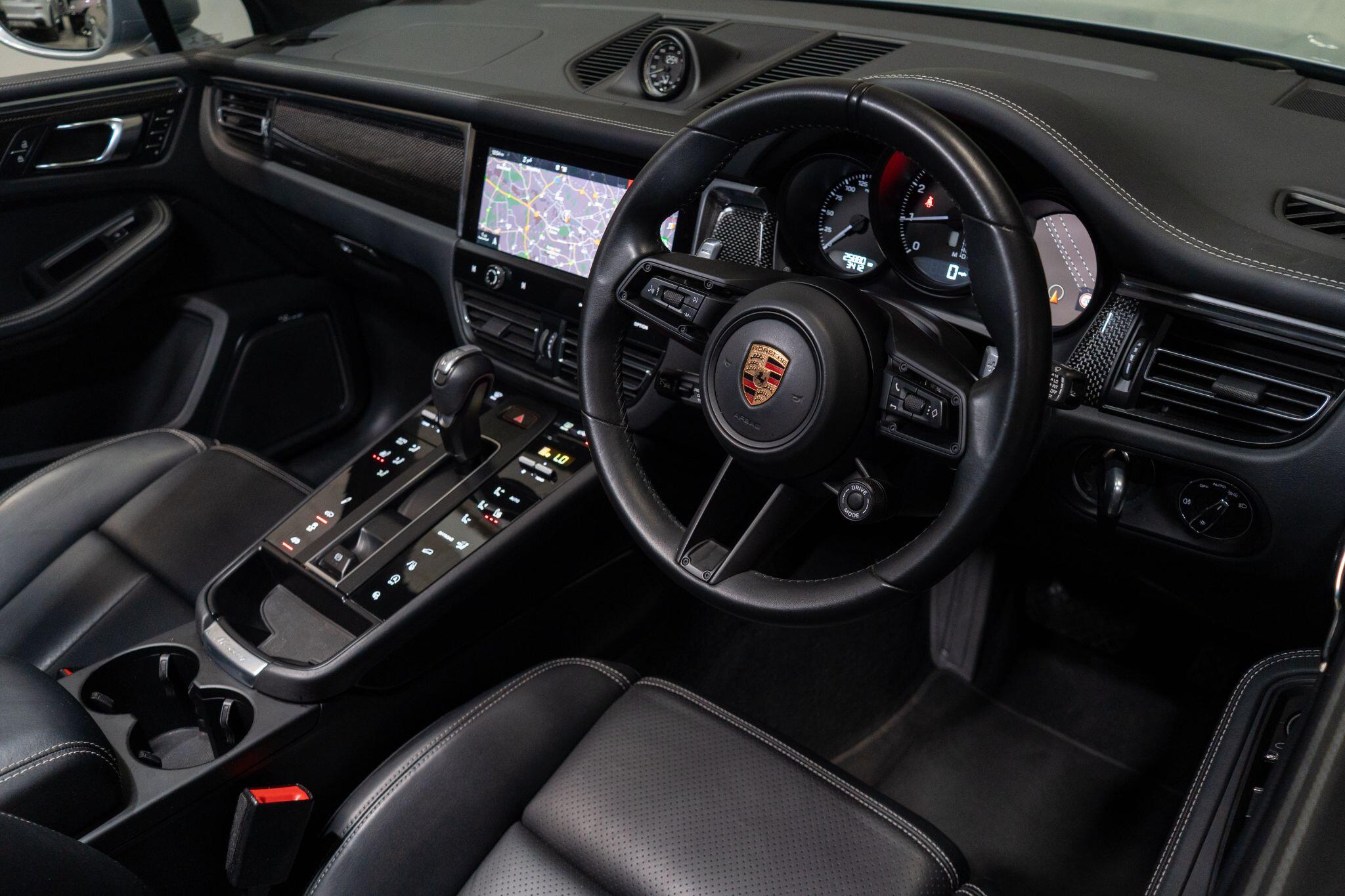 Porsche Macan view 11