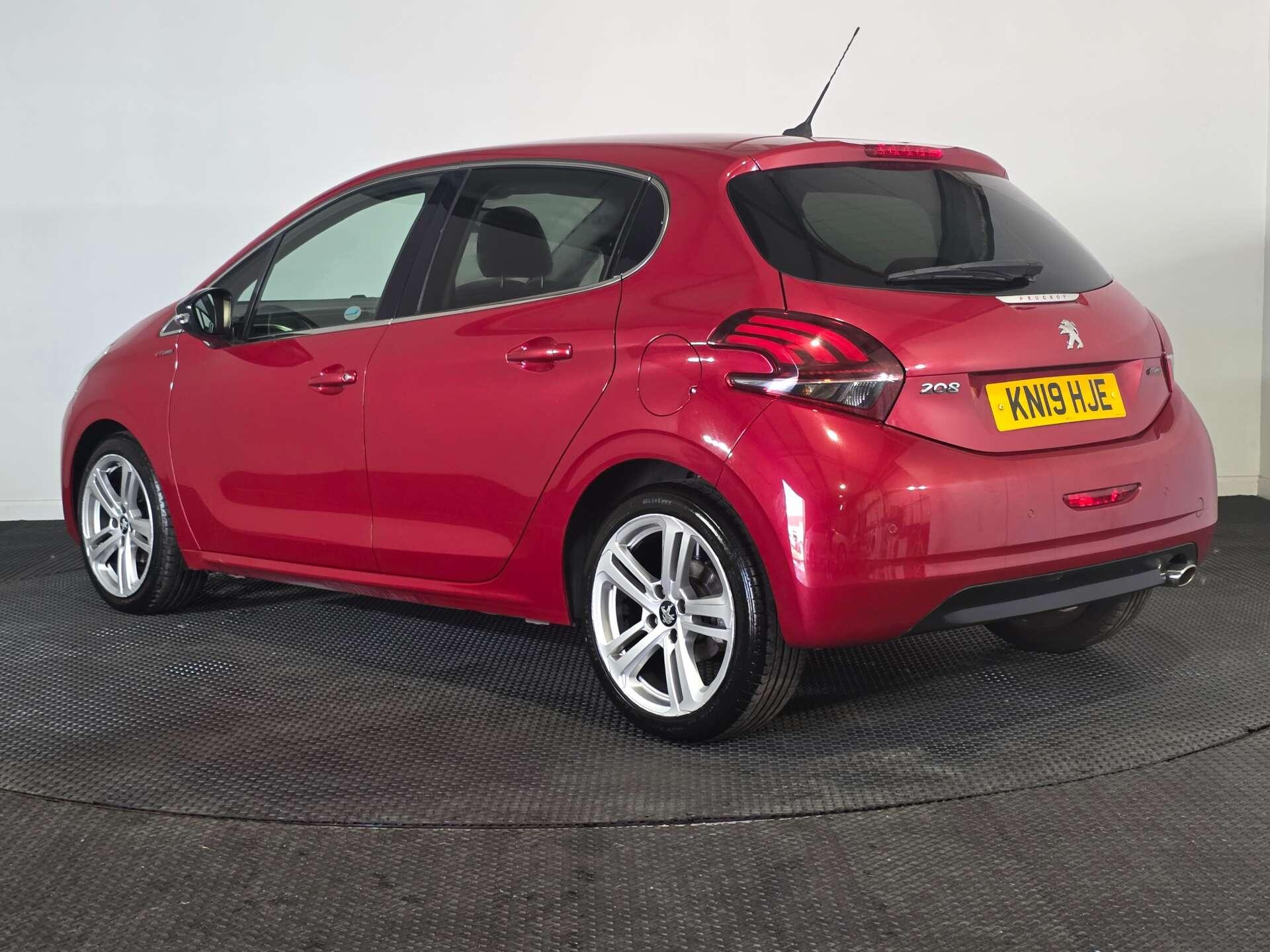 Peugeot 208 view 5