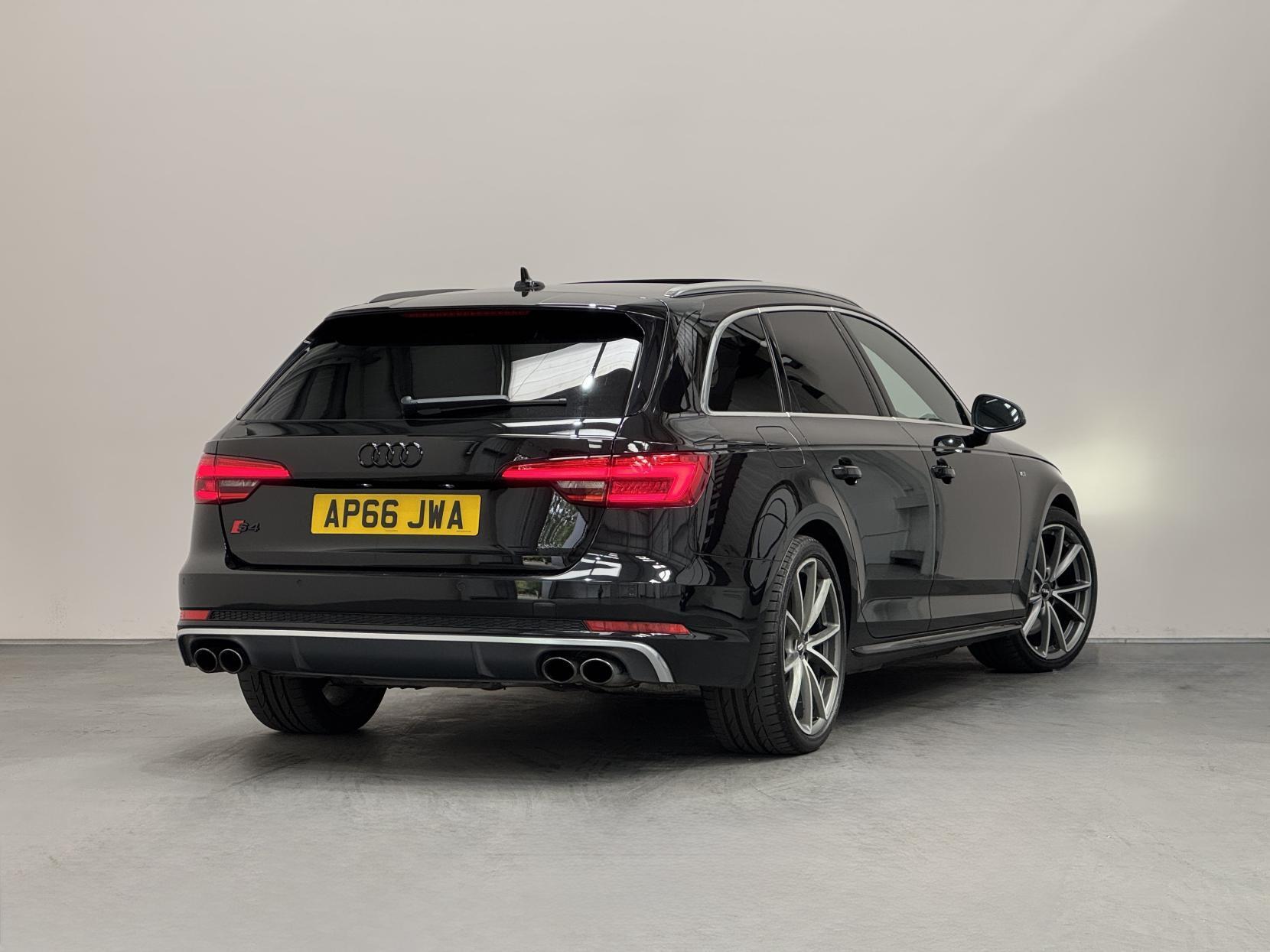 Audi S4 Avant view 17