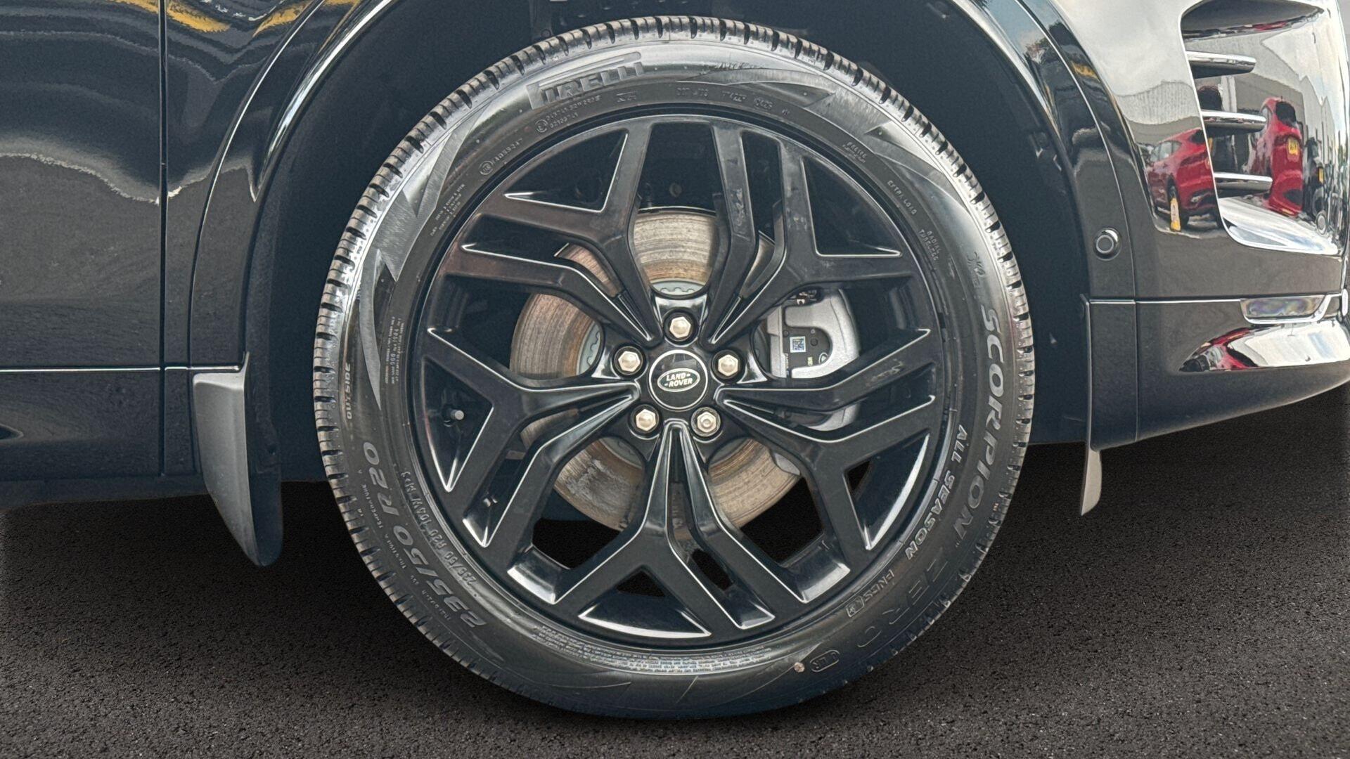 Land Rover Discovery Sport view 9