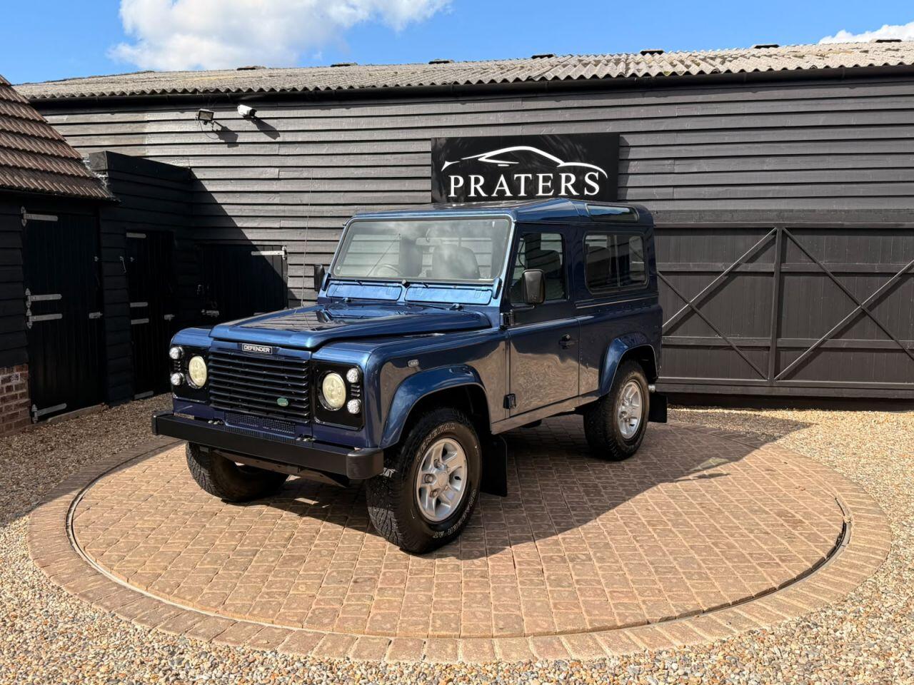 Land Rover Defender view 25