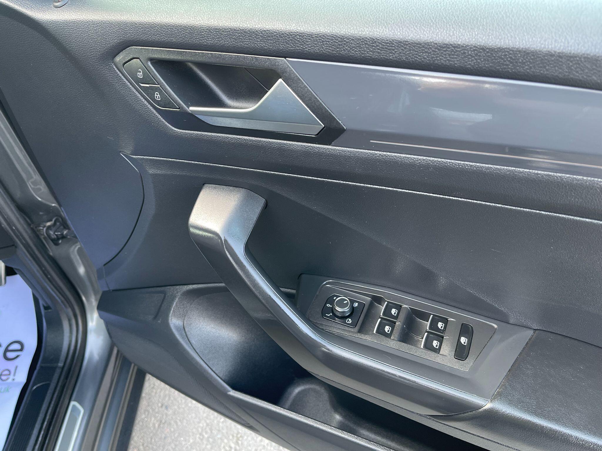Volkswagen T-Roc view 24