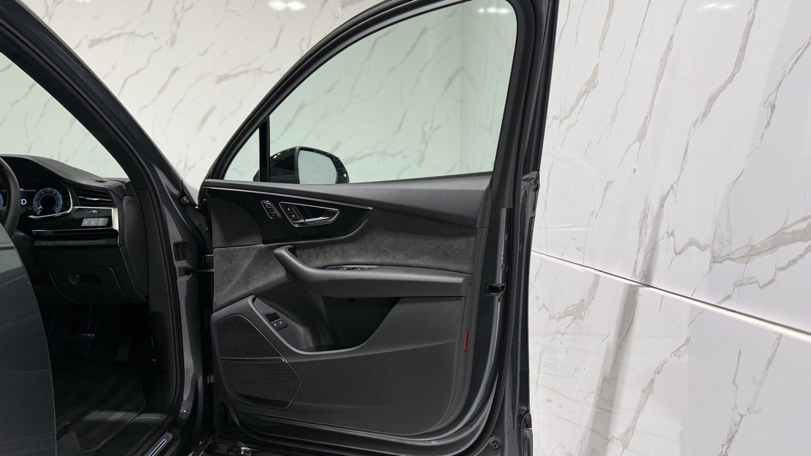 Audi Q7 view 38